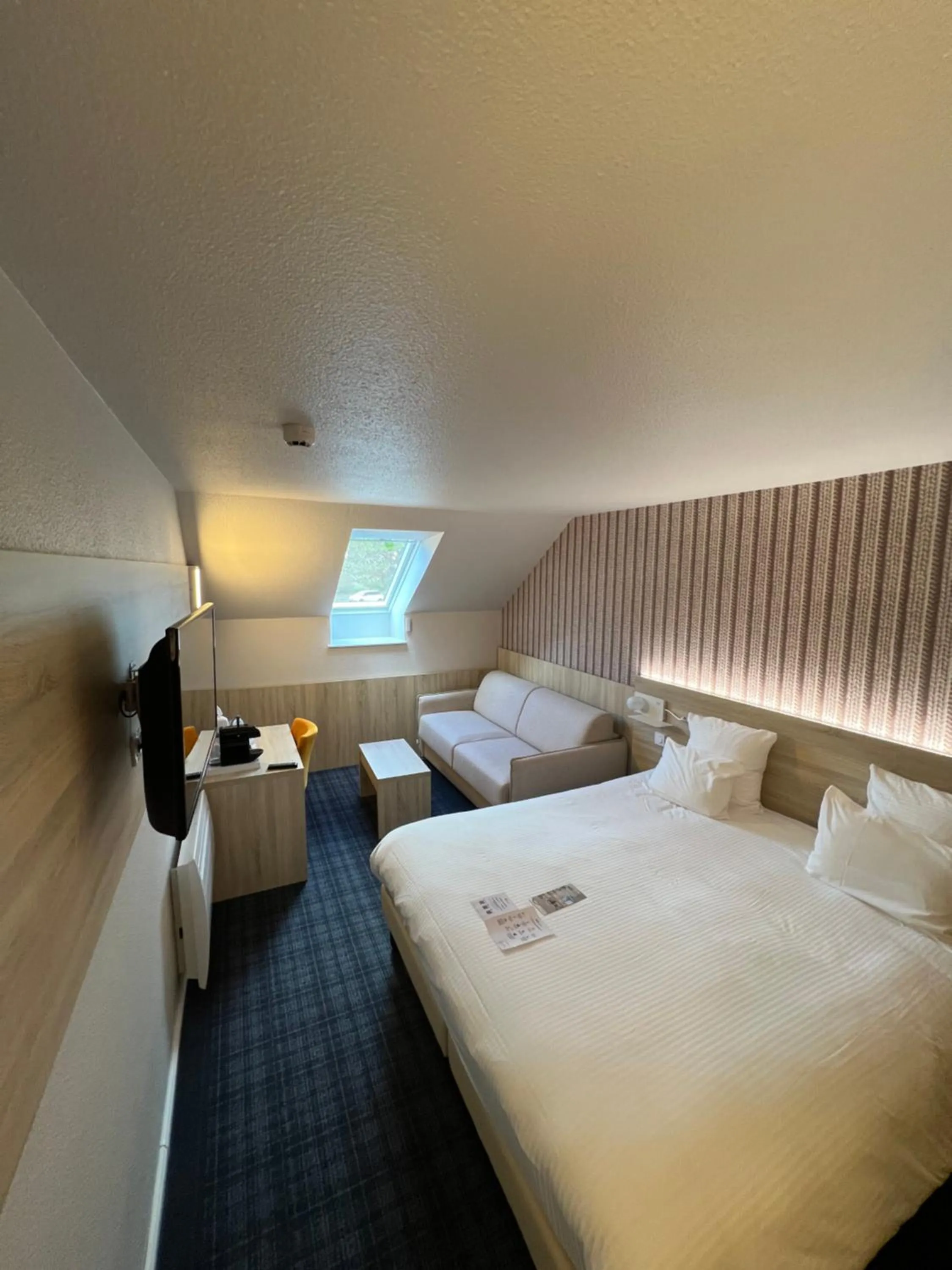 Coffee/tea facilities, Bed in Brit Hotel Landivisiau