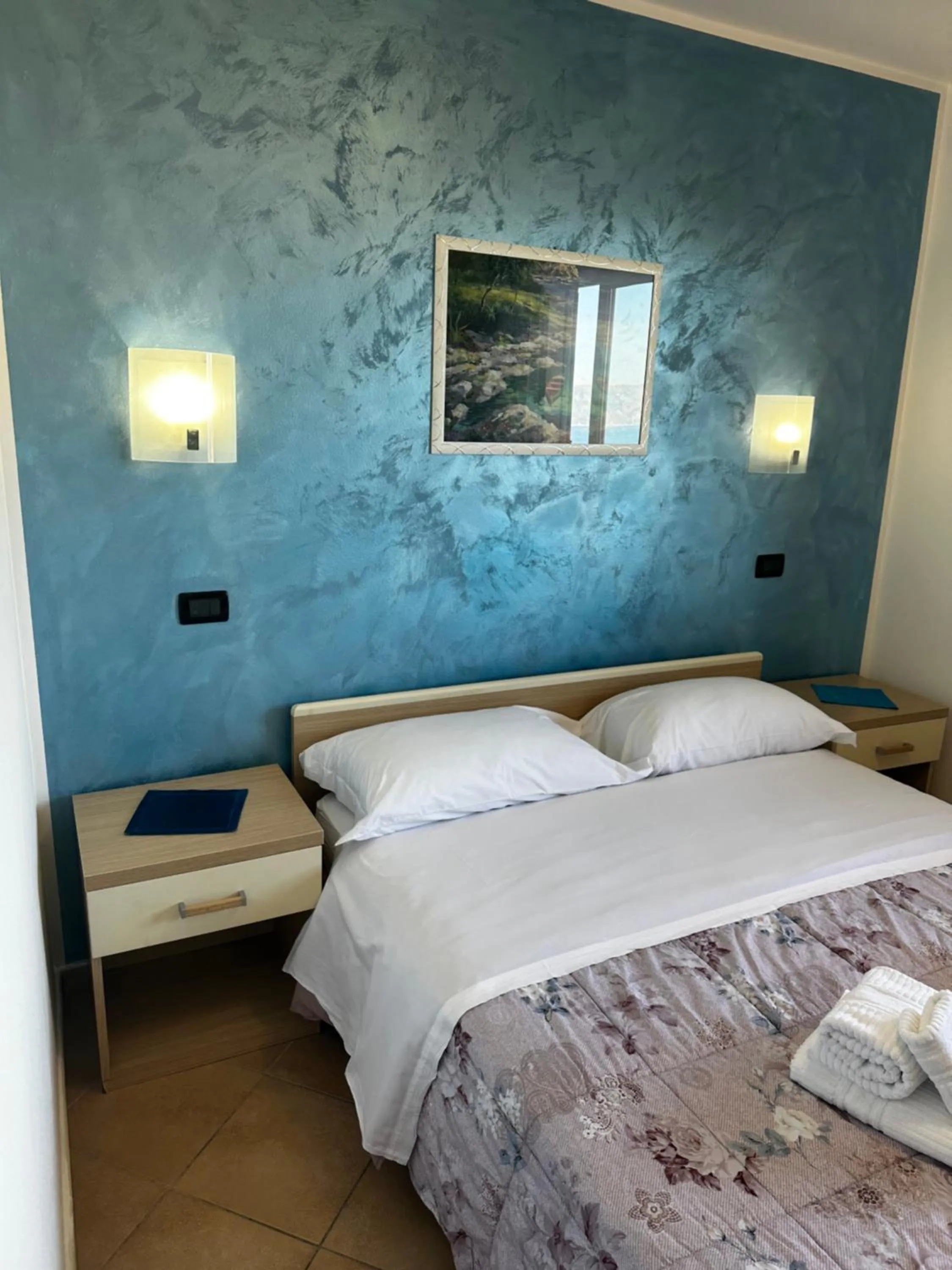 Photo of the whole room, Bed in Scilla e Cariddi