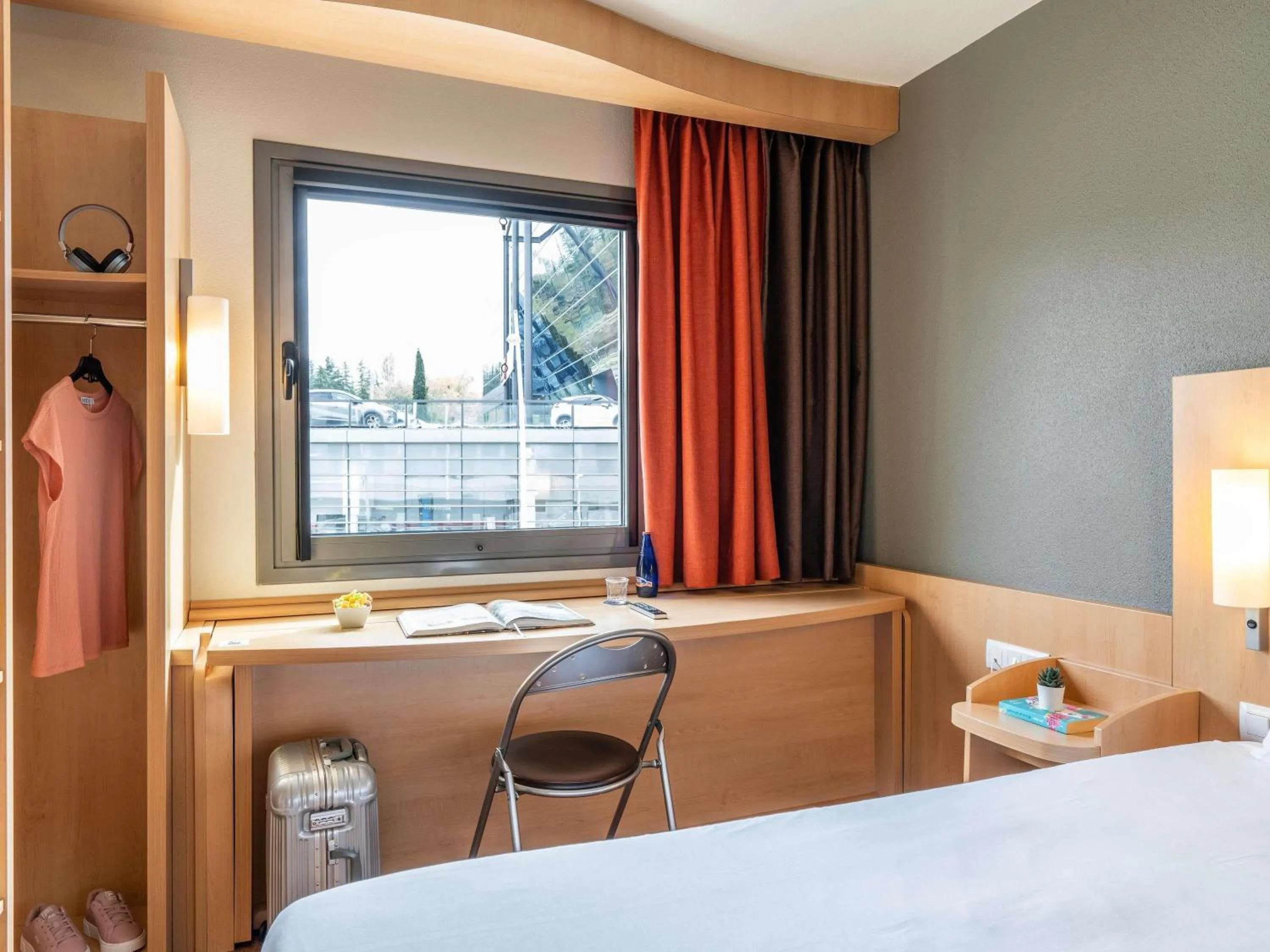 Bedroom, Bed in Ibis Madrid Alcobendas