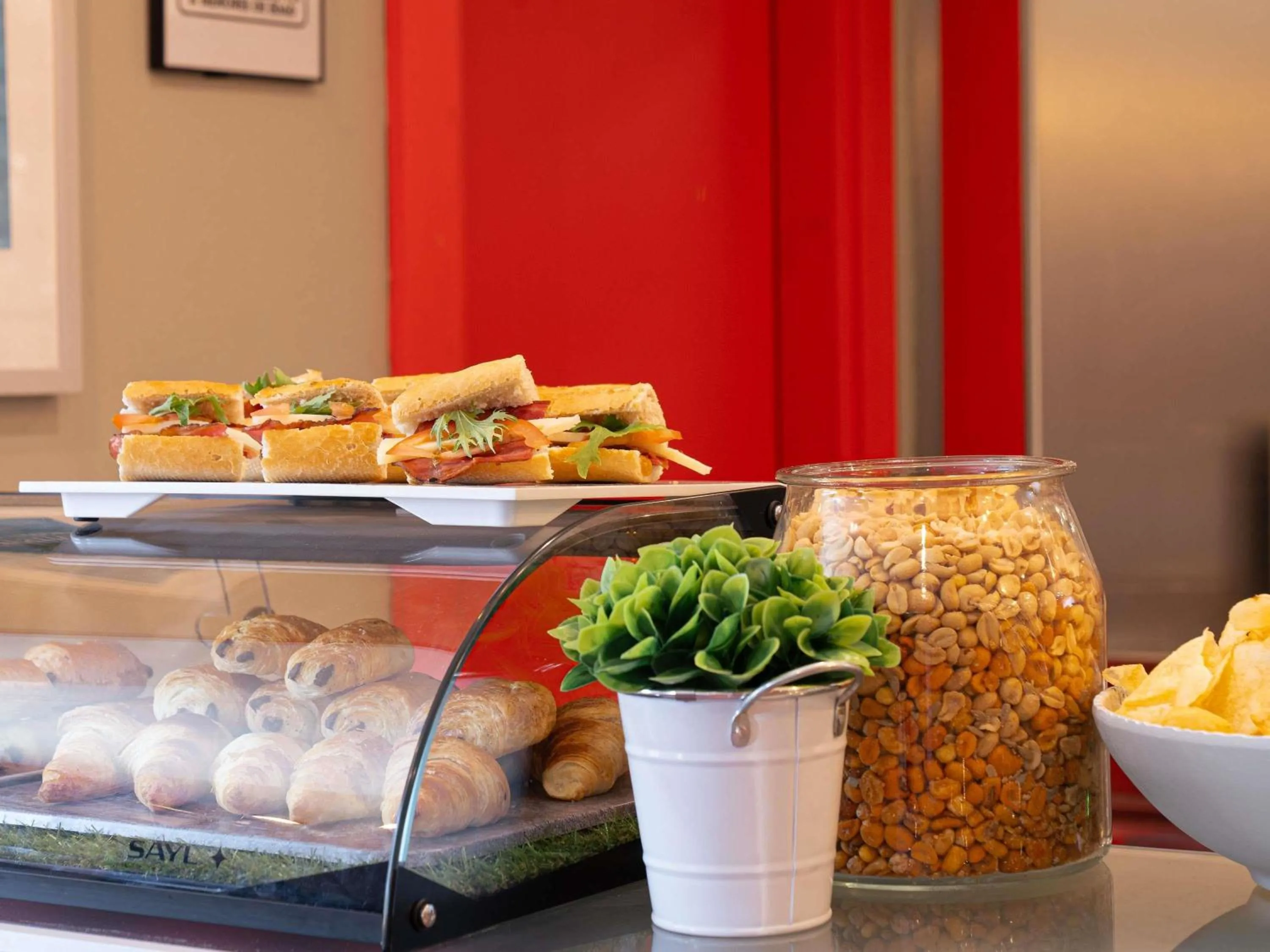 Lounge or bar in Ibis Madrid Alcorcon Tresaguas