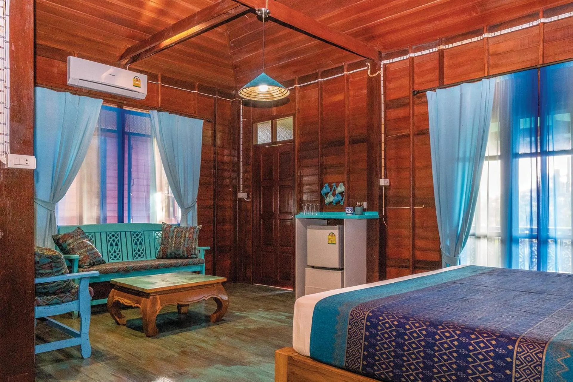 Seating area, Bed in Baan Kiao