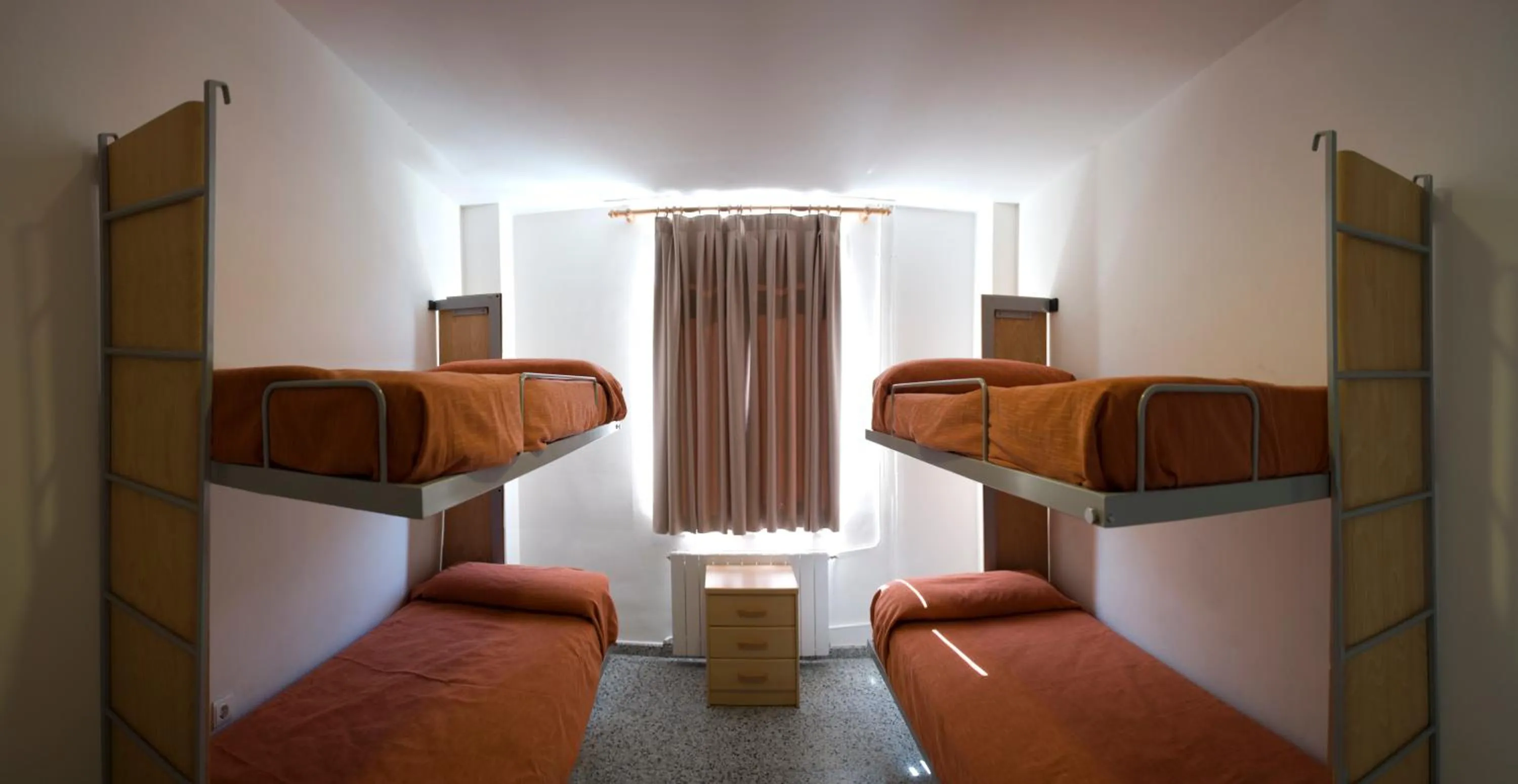 Photo of the whole room, Bed in Albergue Inturjoven Granada