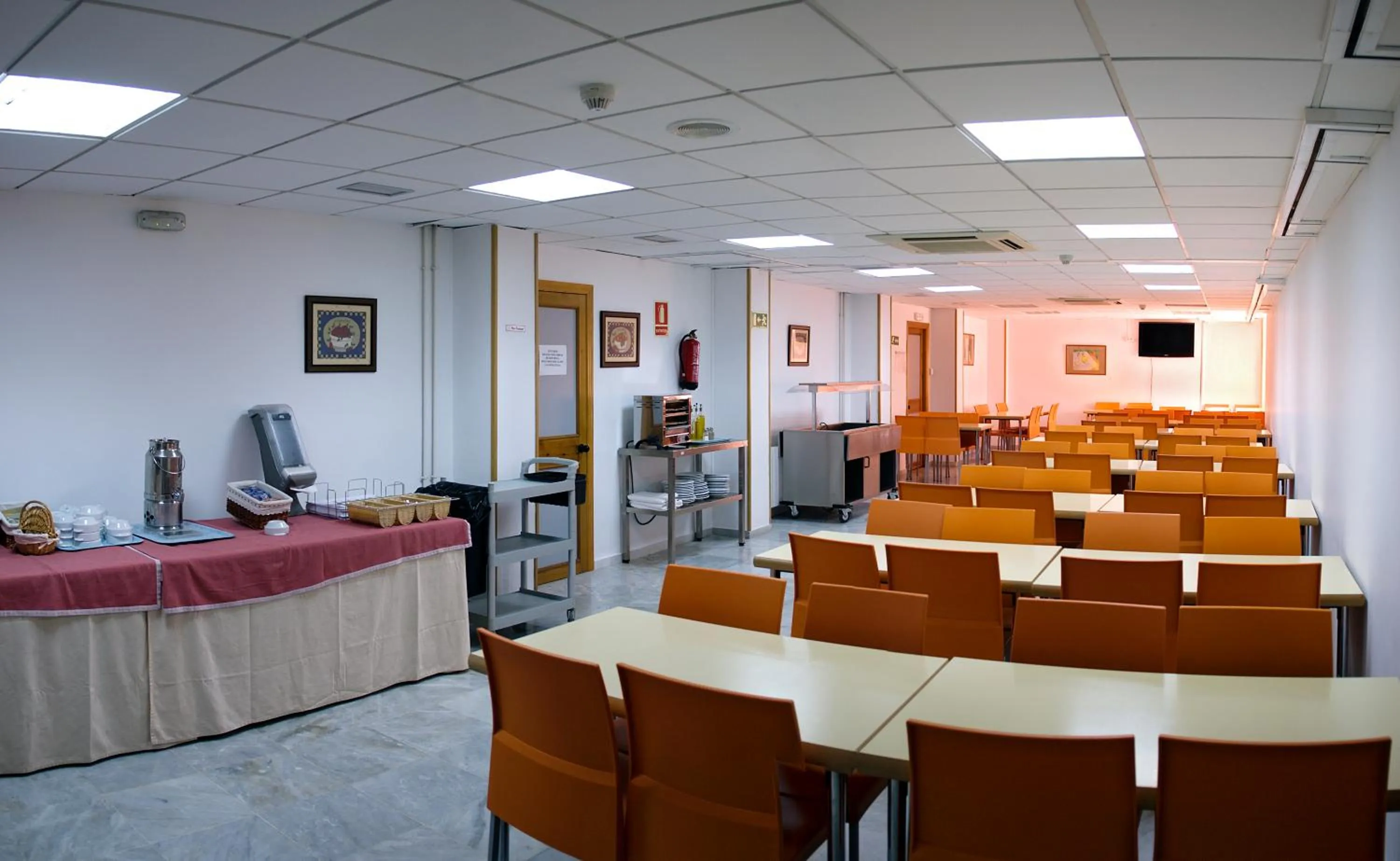 Restaurant/places to eat in Albergue Inturjoven Granada