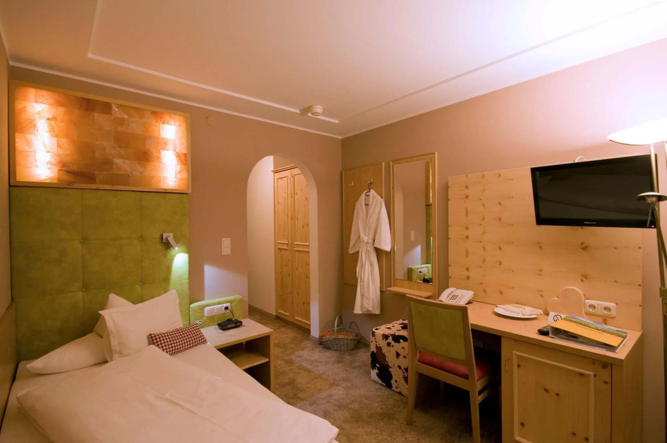 Photo of the whole room, Bed in Hotel "Zum Ritter"