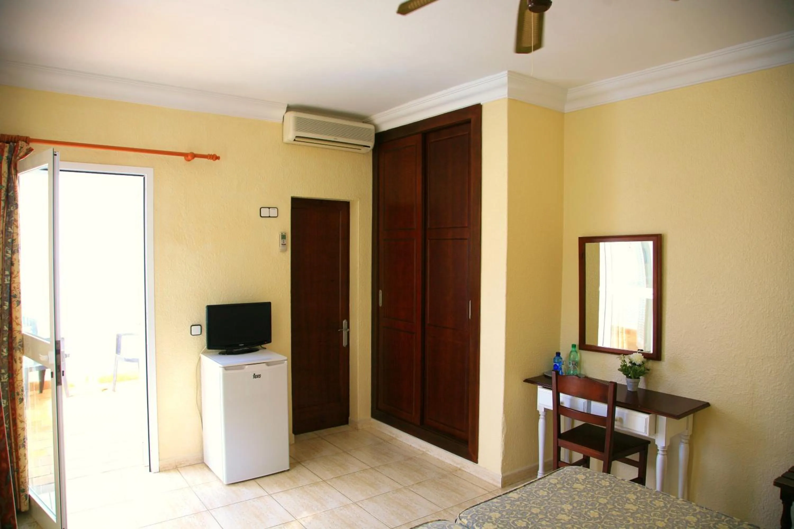 TV and multimedia in Villa Columbus Rooms and Restaurant