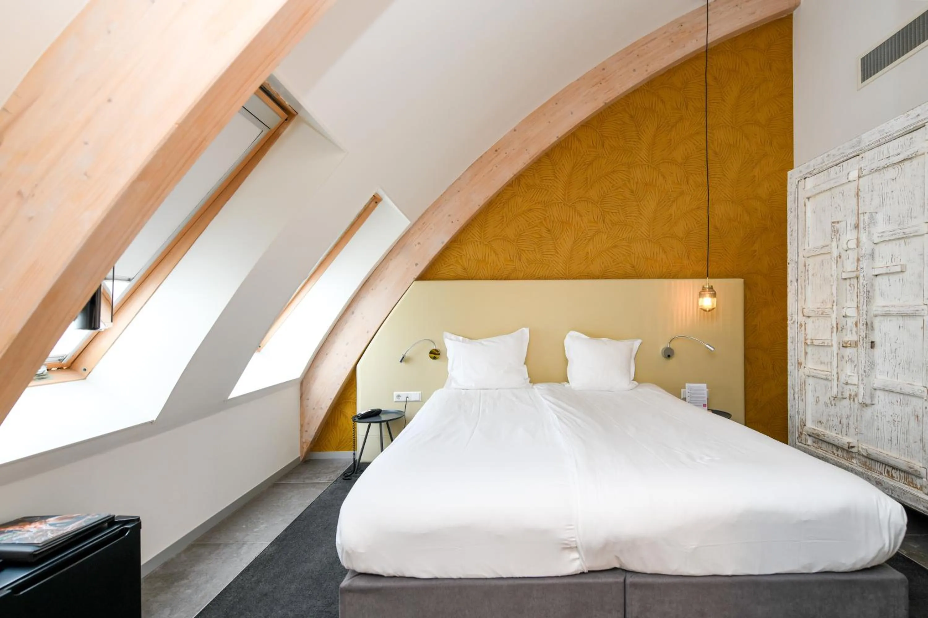 Bed in Hotel De Roode Schuur