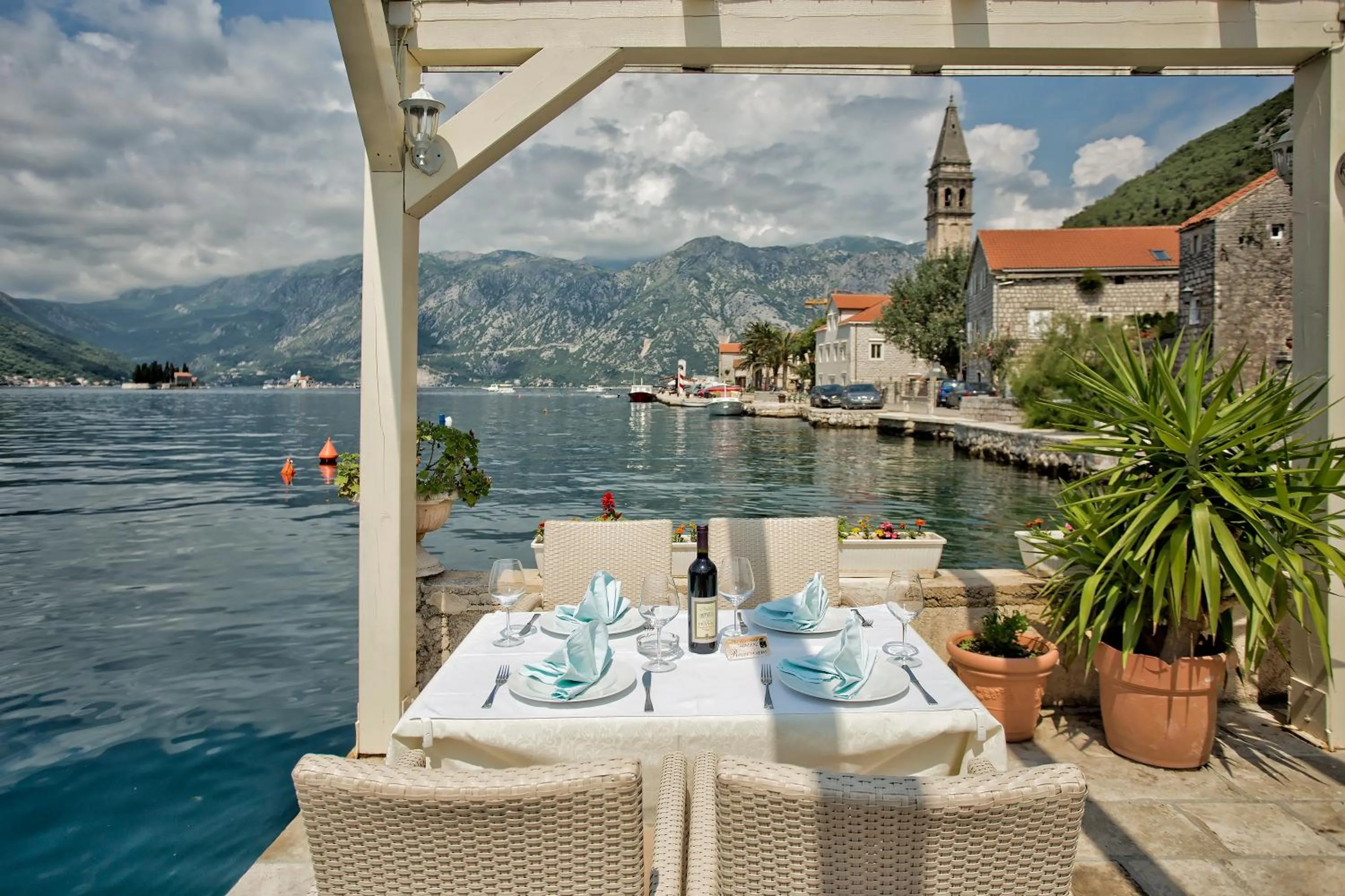 Restaurant/places to eat in Hotel Admiral