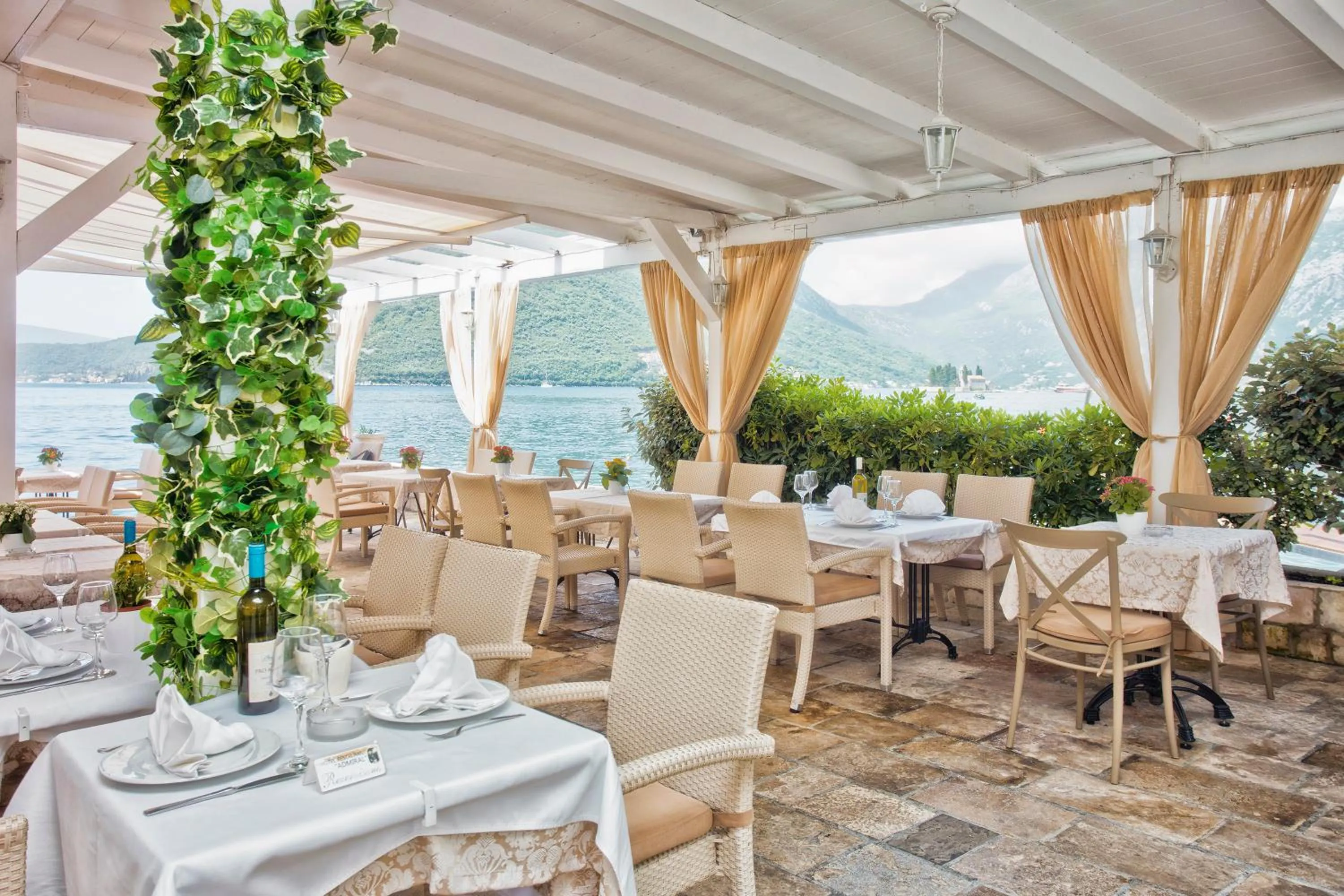 Restaurant/places to eat in Hotel Admiral