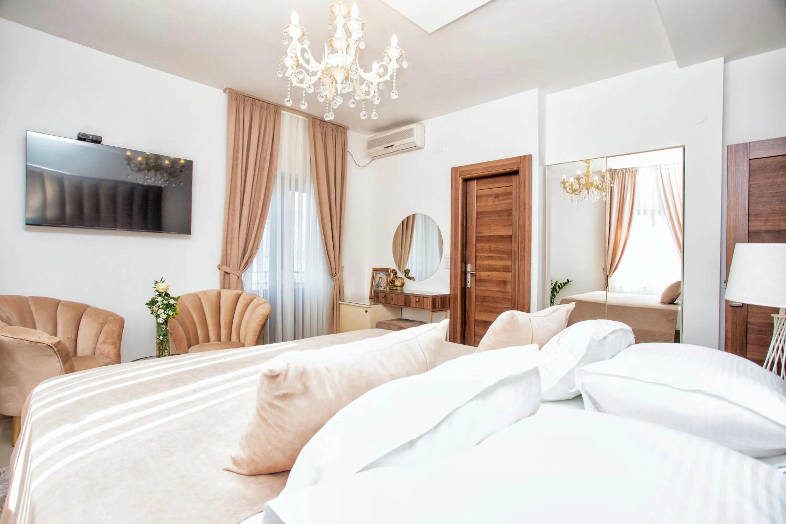 Bedroom, Bed in Hotel Admiral