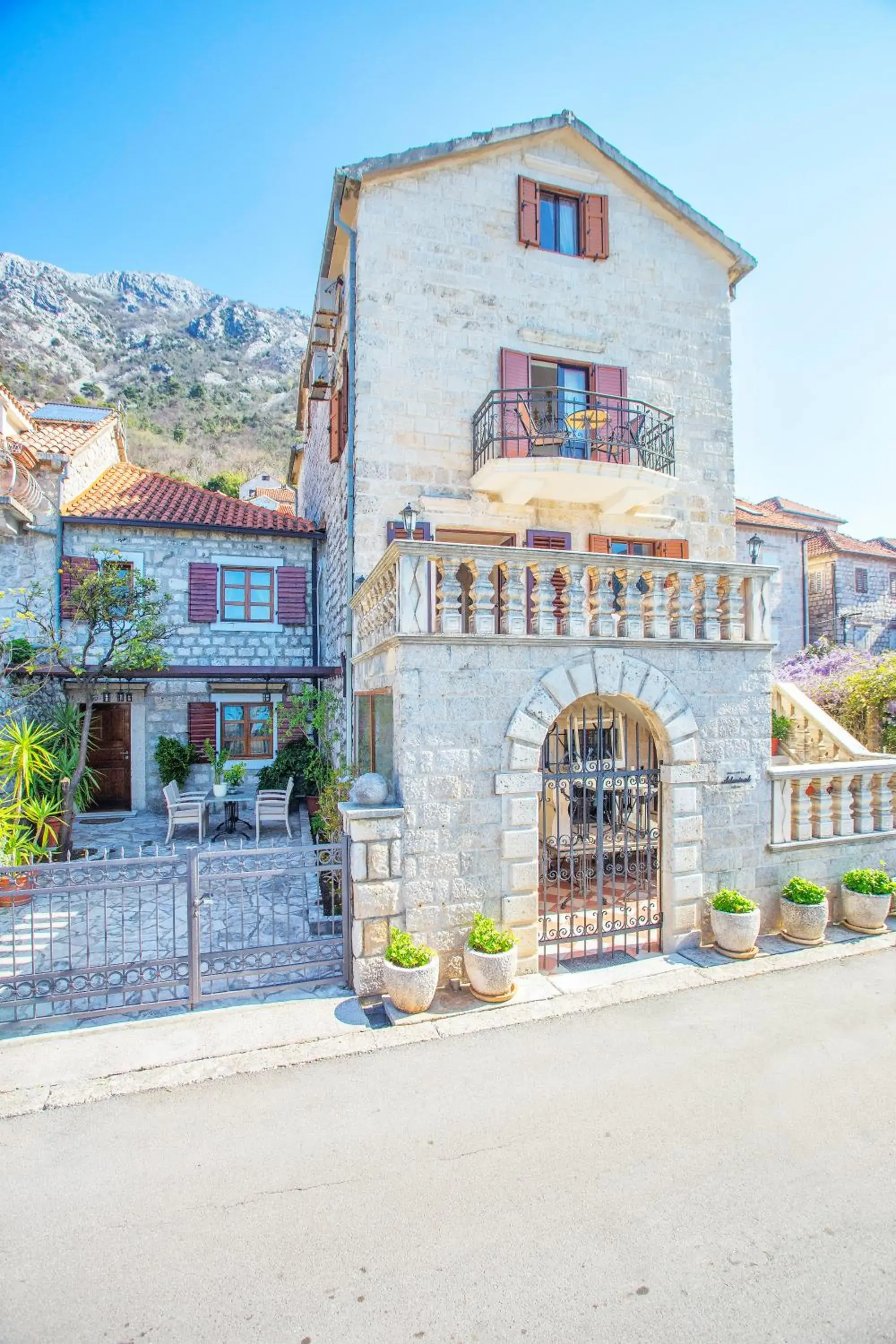 Three-Bedroom Apartment with Patio and Sea View in Hotel Admiral Three-Bedroom Apartment with Patio and Sea View in Hotel Admiral