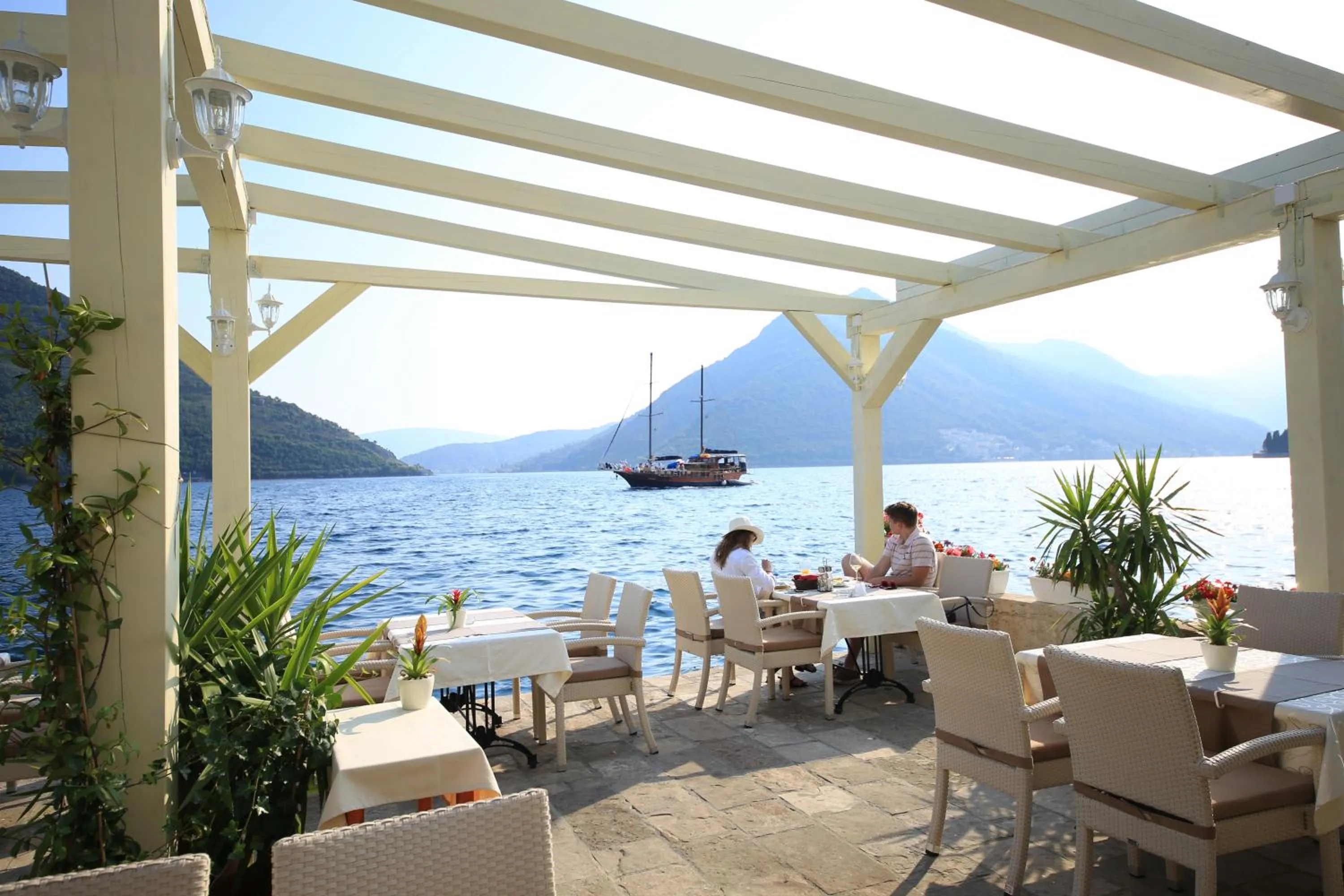 Restaurant/places to eat in Hotel Admiral