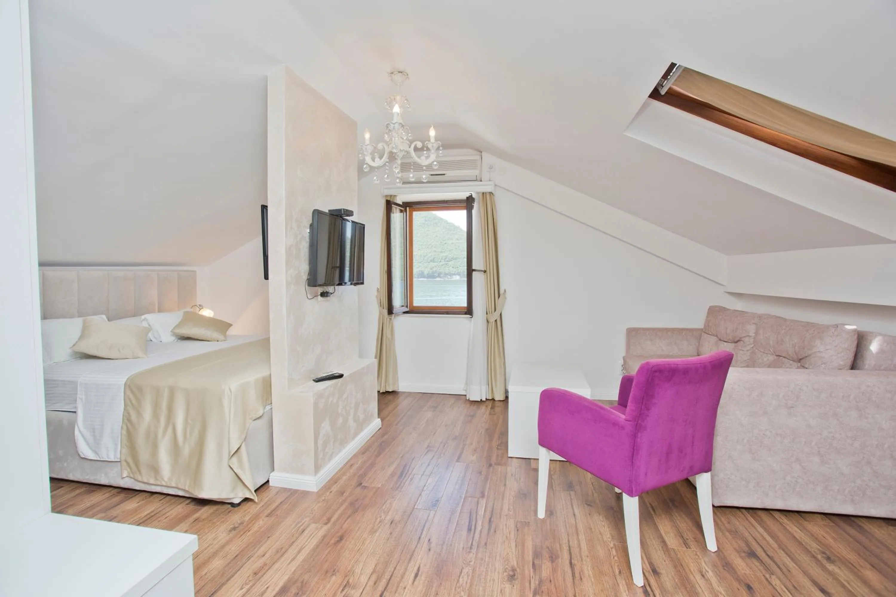 Bedroom, Bed in Hotel Admiral