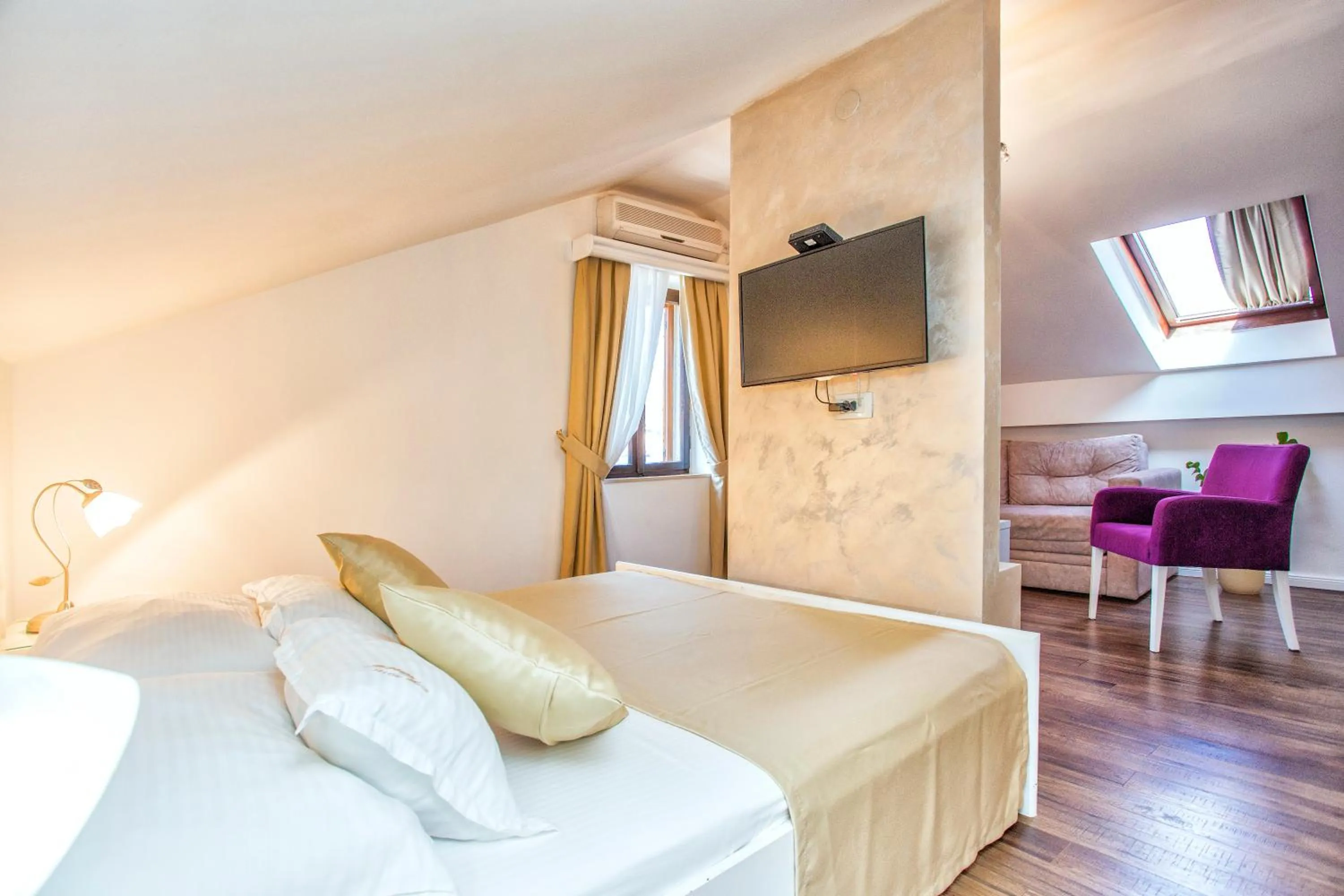 Bedroom, Bed in Hotel Admiral