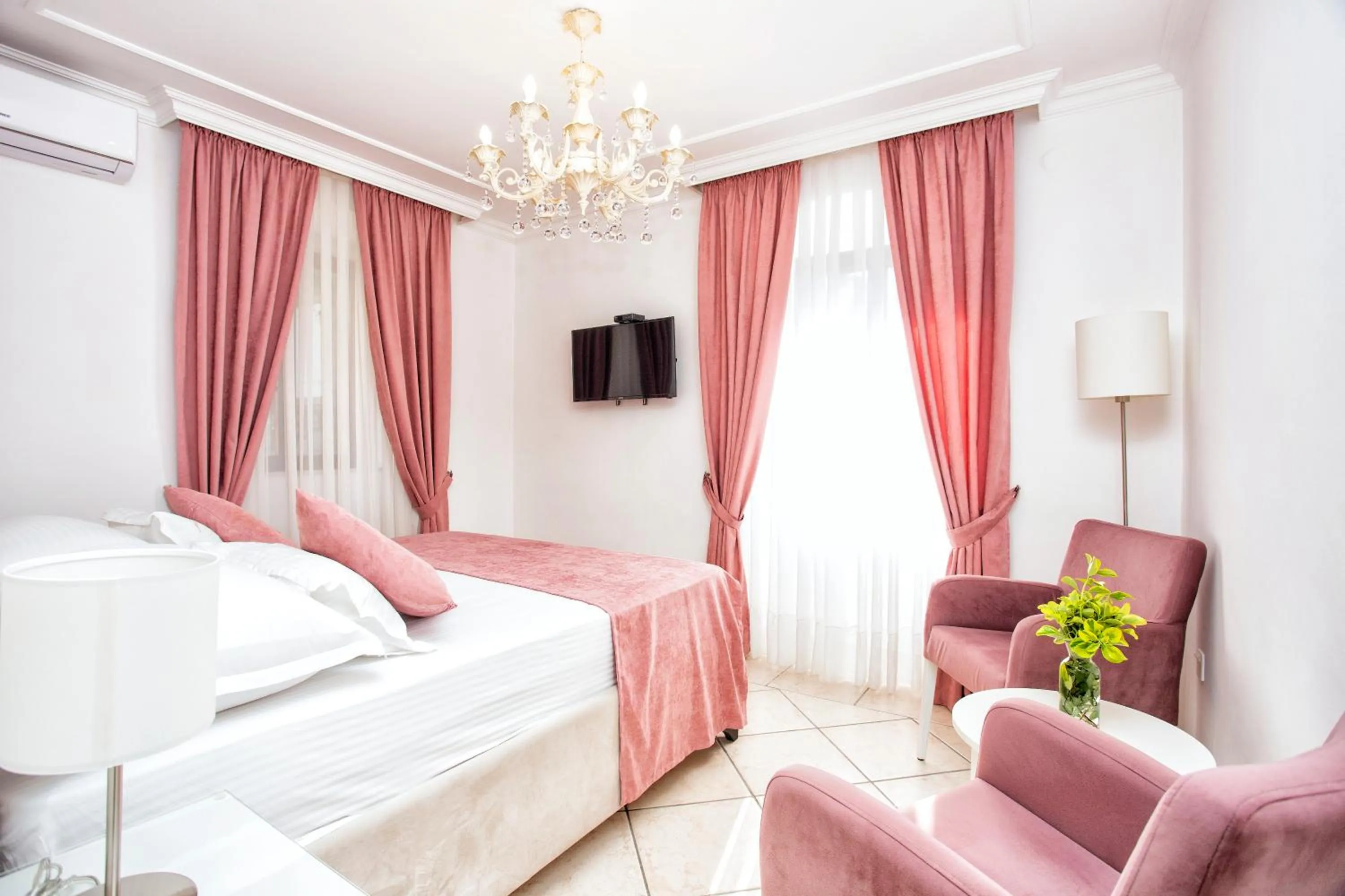 Bedroom, Bed in Hotel Admiral