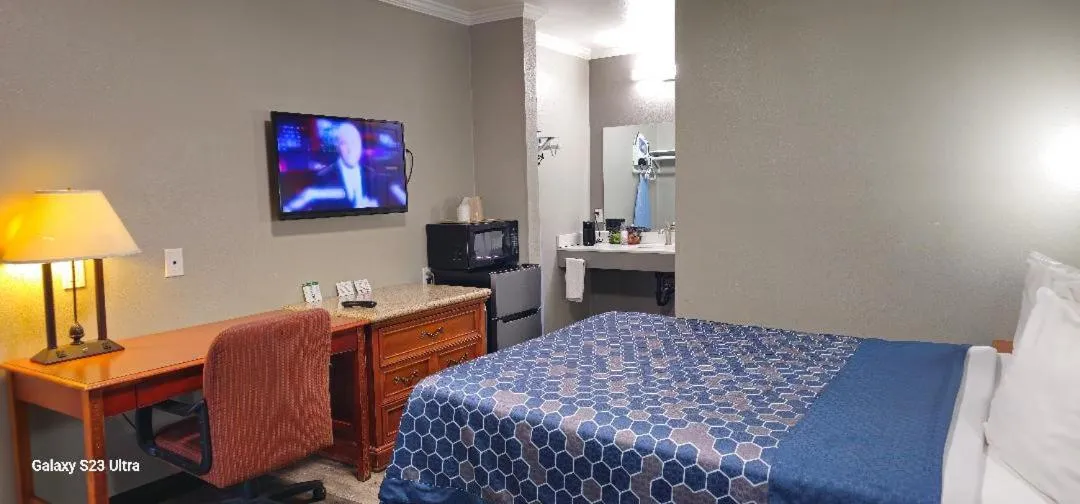 Bed in Sycamore Inn Chico University Area