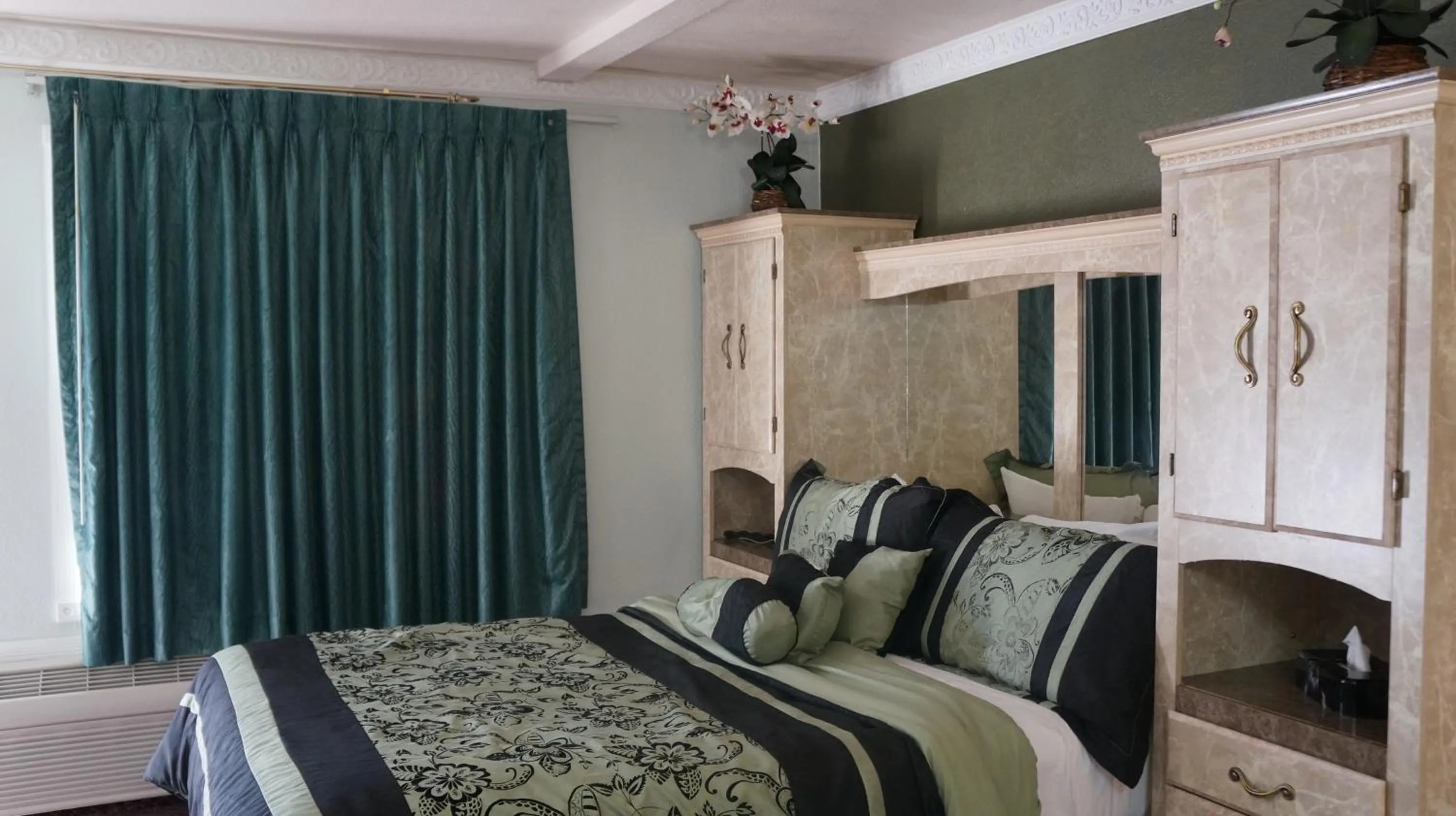 Bed in Sycamore Inn Chico University Area