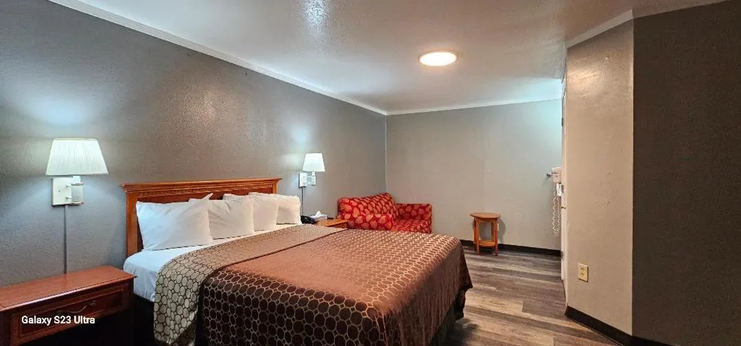 Bed in Sycamore Inn Chico University Area