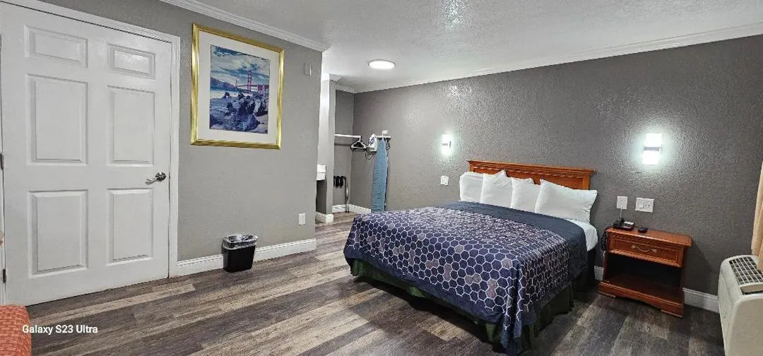 Photo of the whole room, Bed in Sycamore Inn Chico University Area