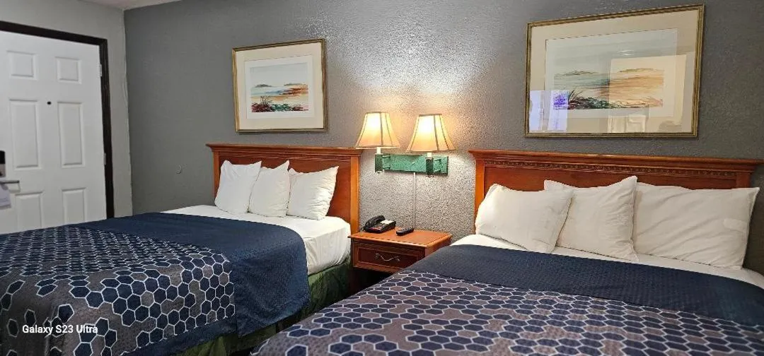 Bed in Sycamore Inn Chico University Area