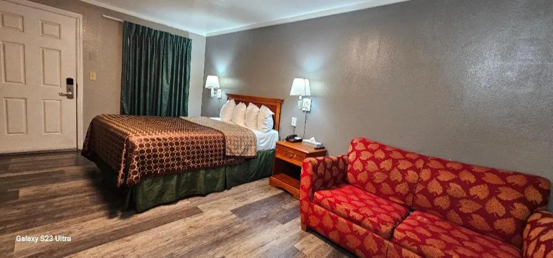 Bed in Sycamore Inn Chico University Area