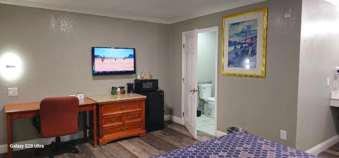 Bed in Sycamore Inn Chico University Area