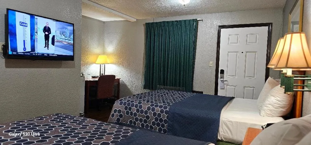 Bed in Sycamore Inn Chico University Area