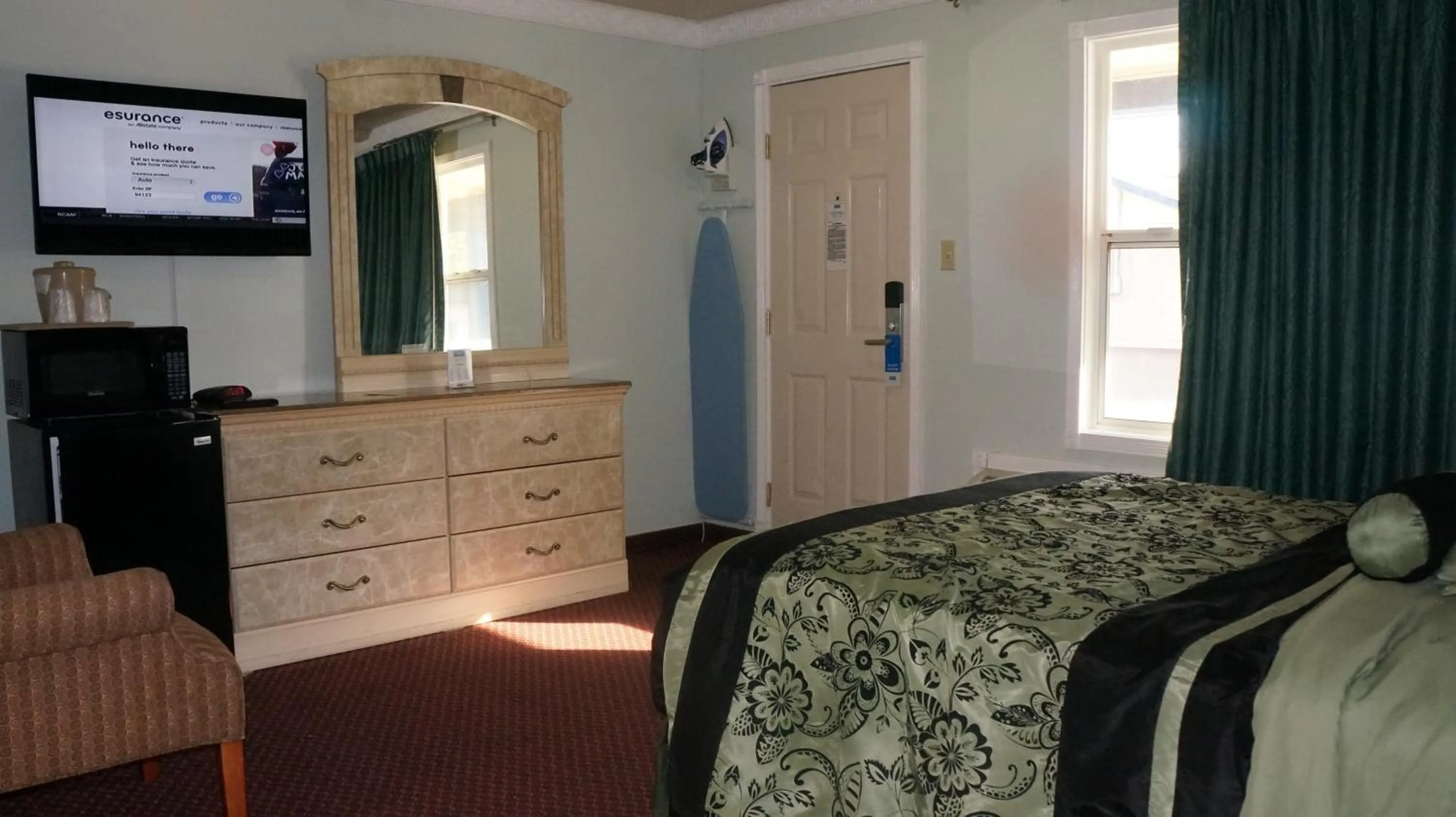 Bed in Sycamore Inn Chico University Area