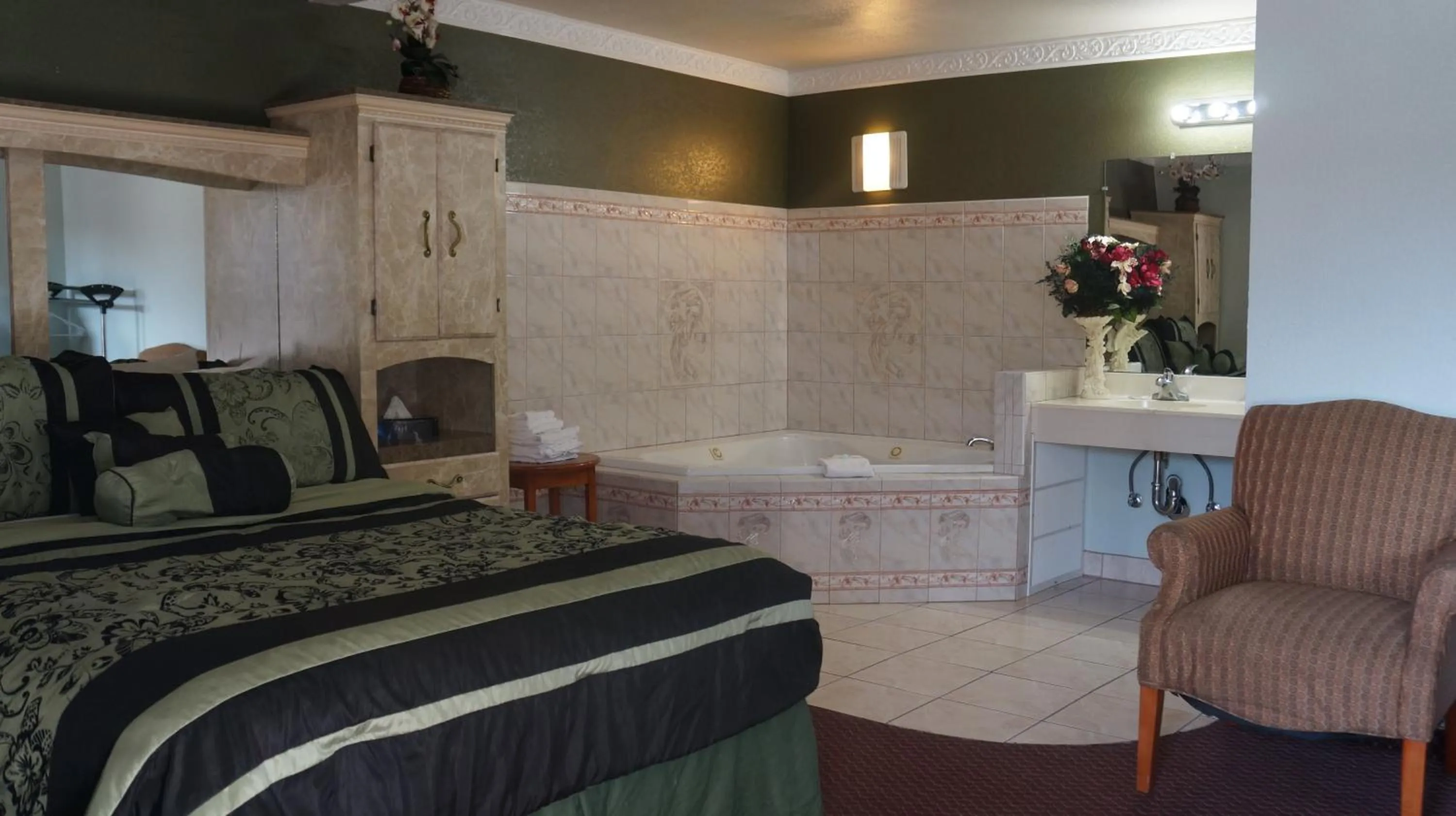 Hot Tub, Bed in Sycamore Inn Chico University Area