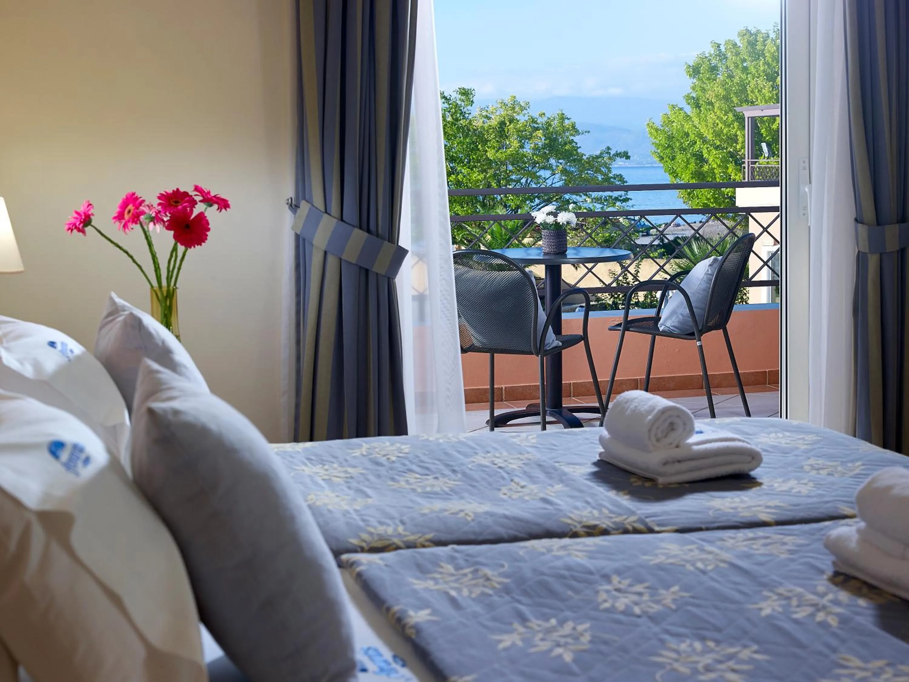 Property building, Bed in Avantis Suites Hotel