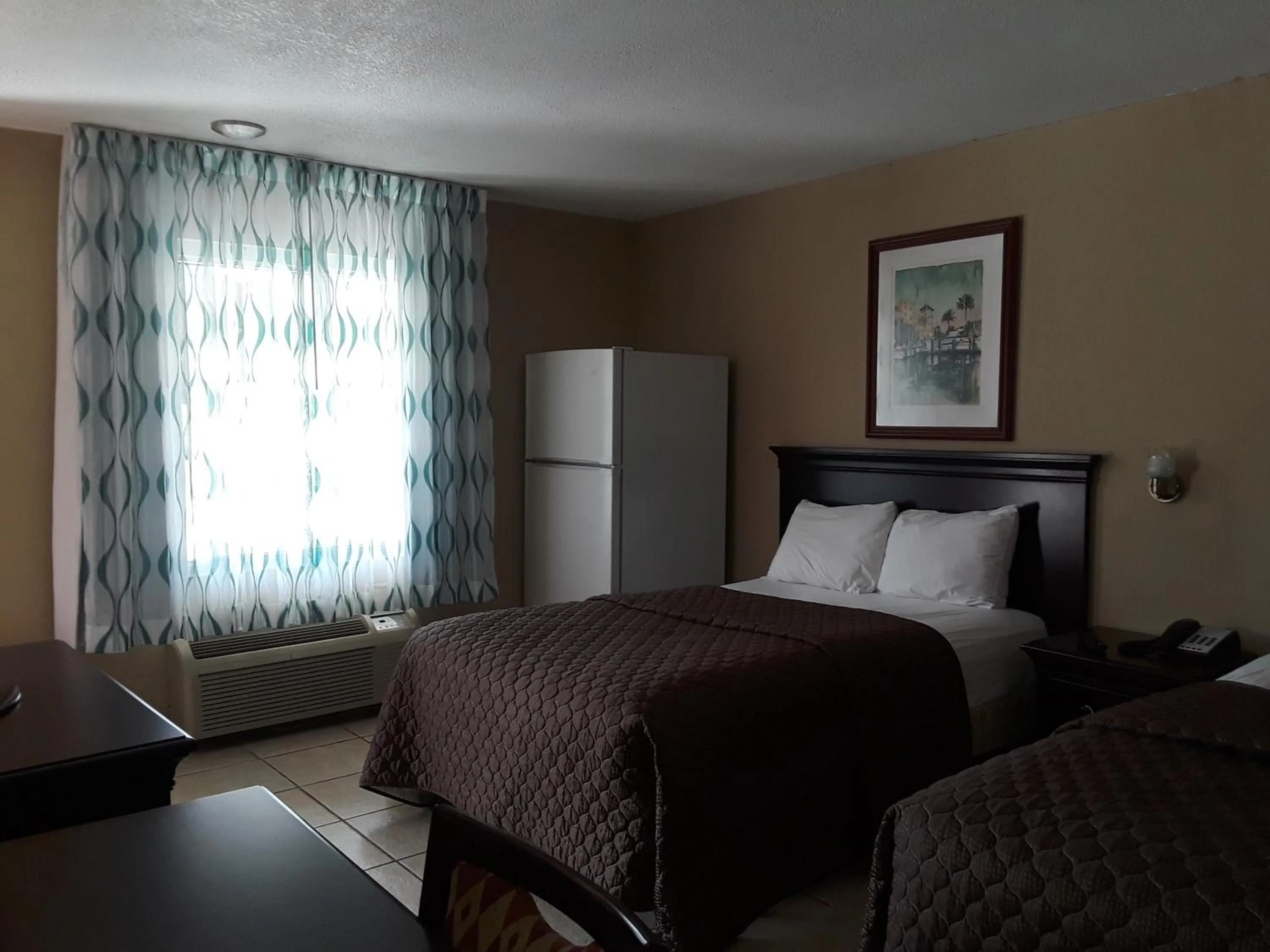 Bed in Budget Lodge Mount Dora