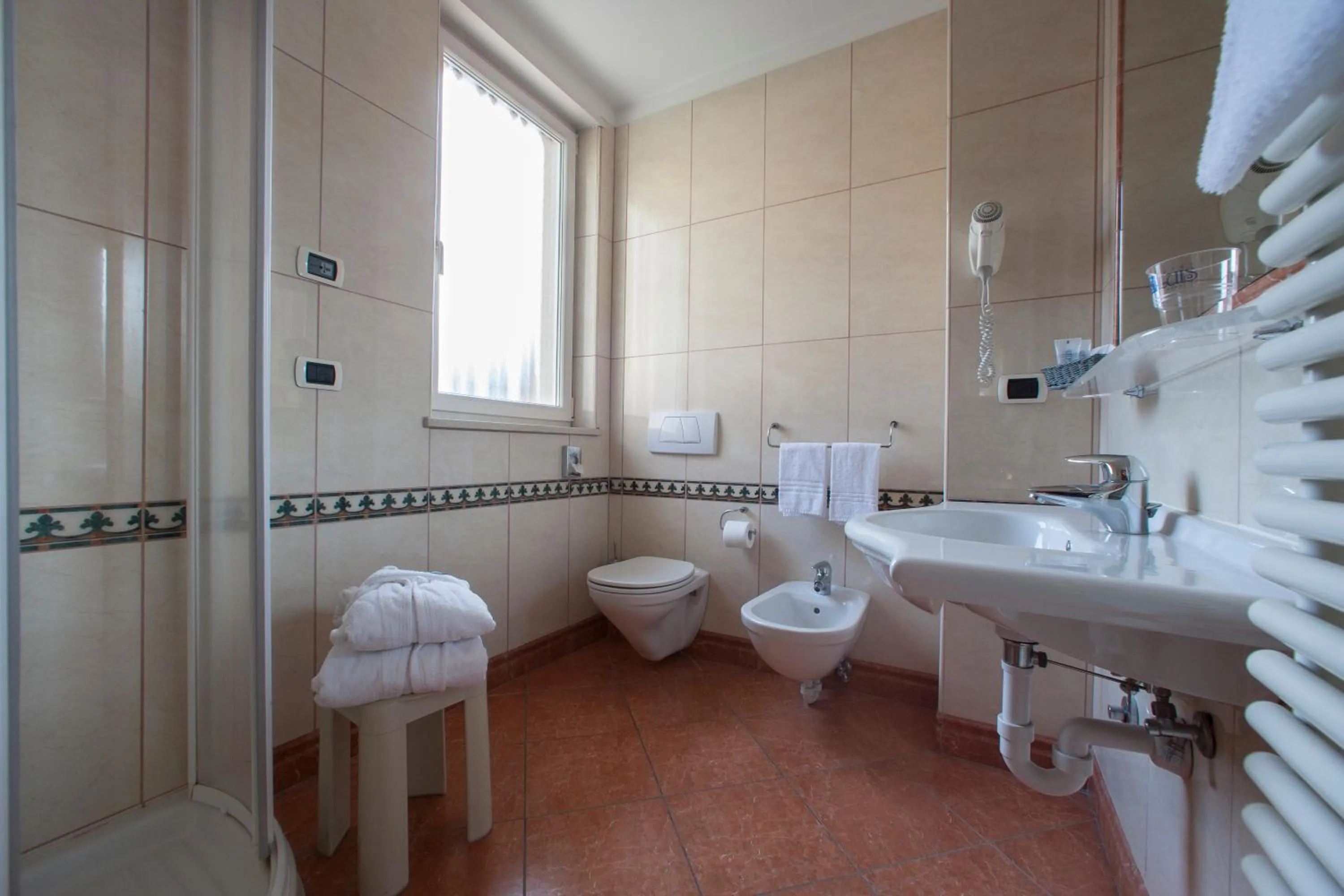 Shower in Hotel Luis