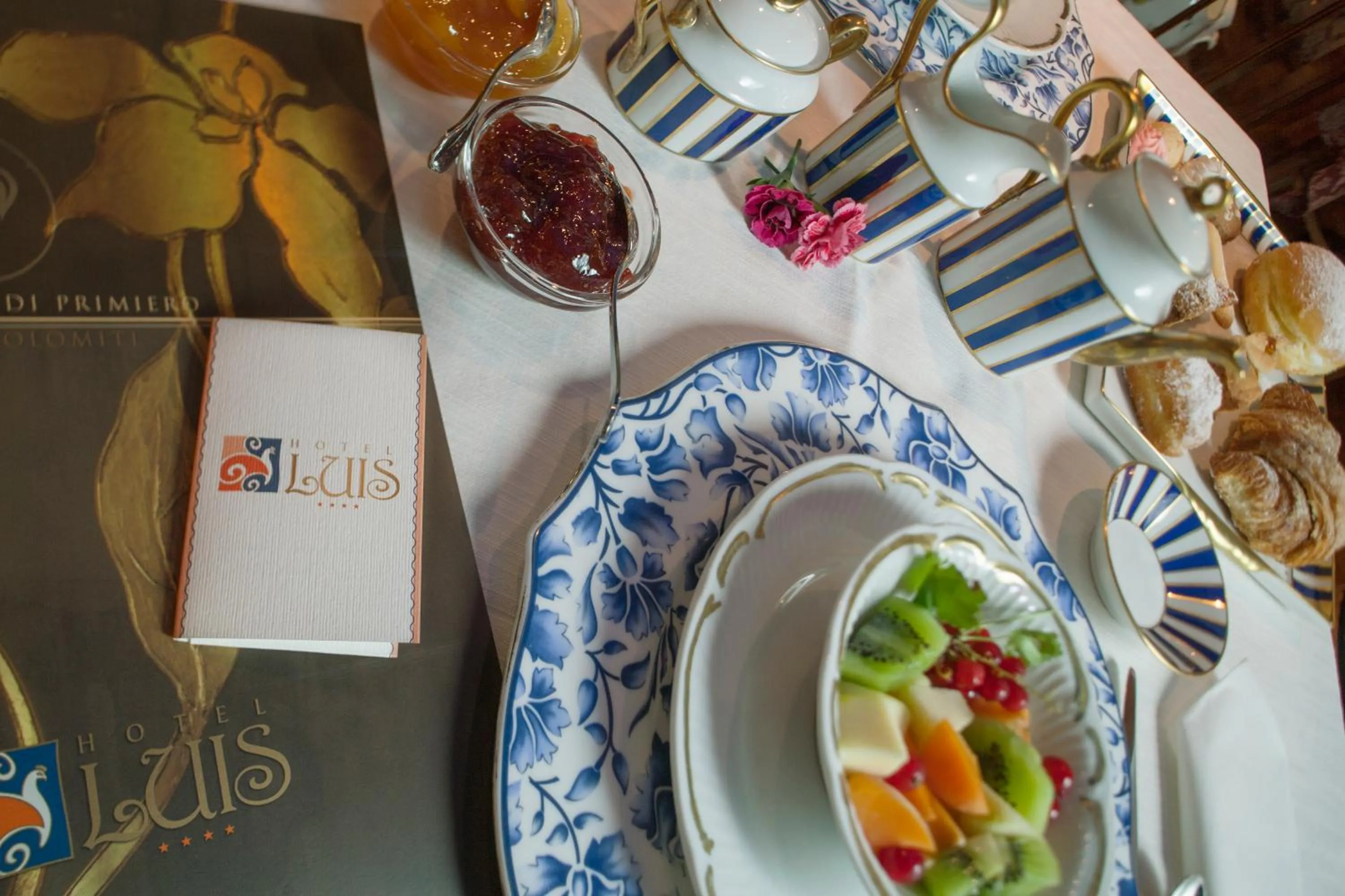 Restaurant/places to eat in Hotel Luis