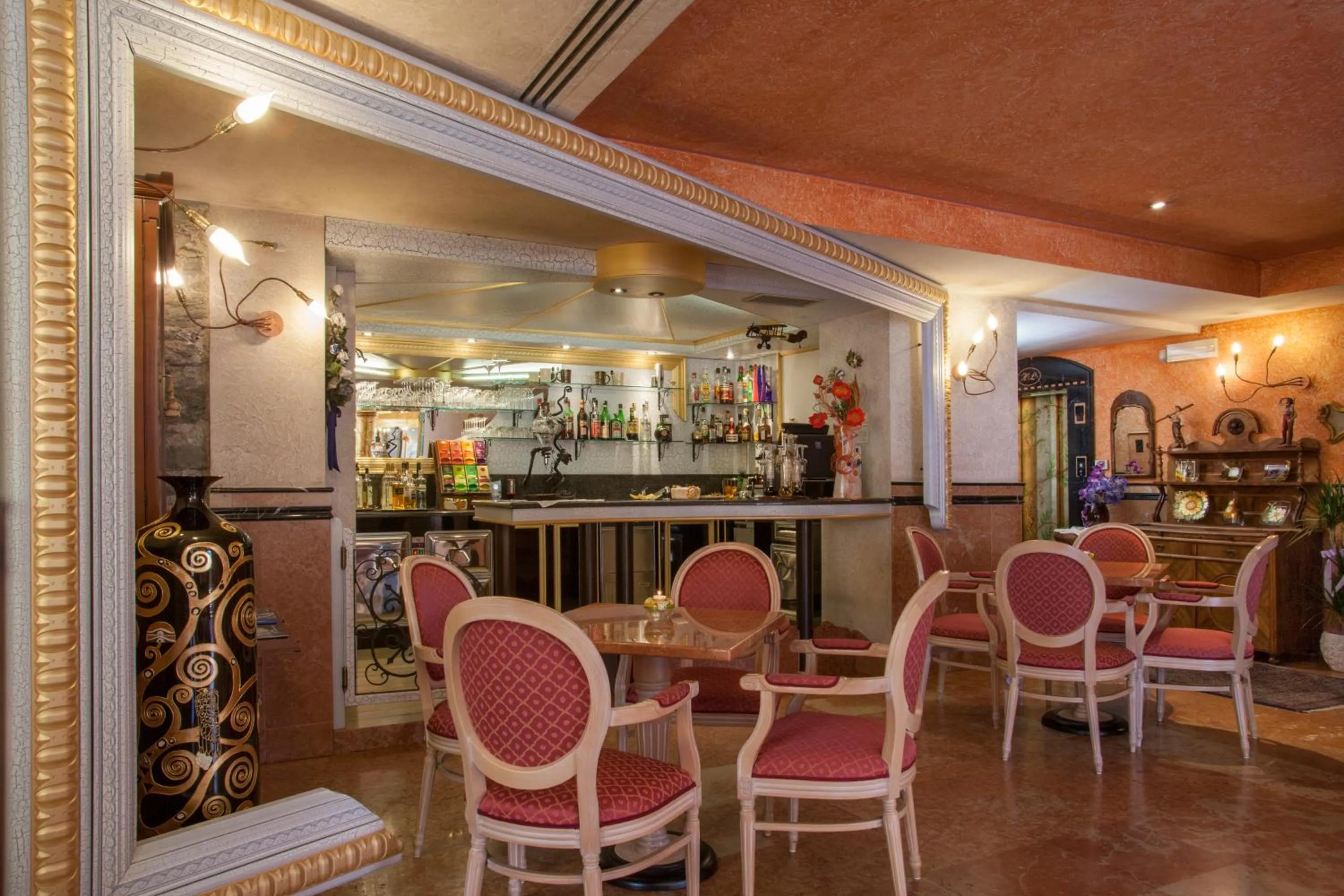 Restaurant/places to eat in Hotel Luis