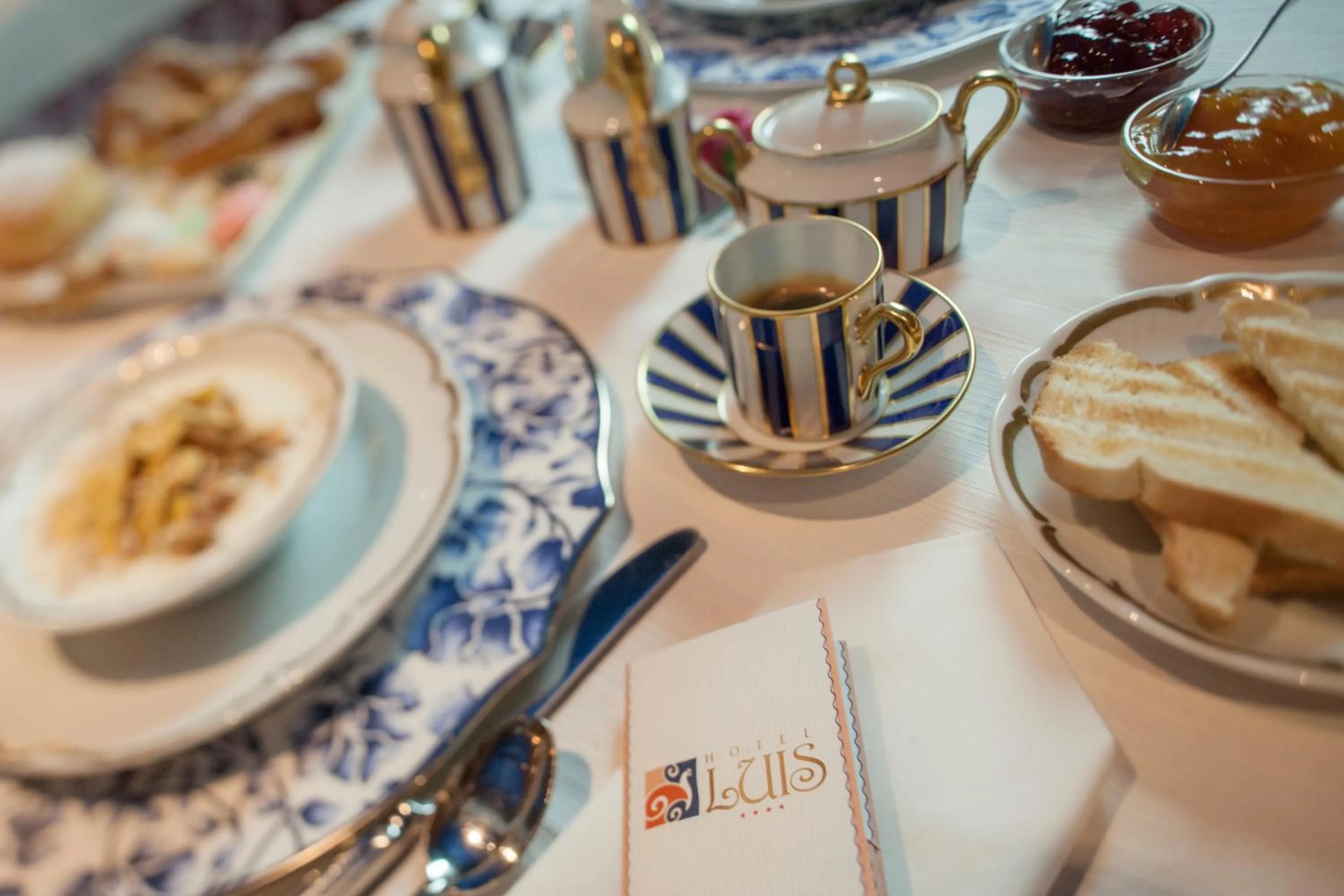 Restaurant/places to eat in Hotel Luis