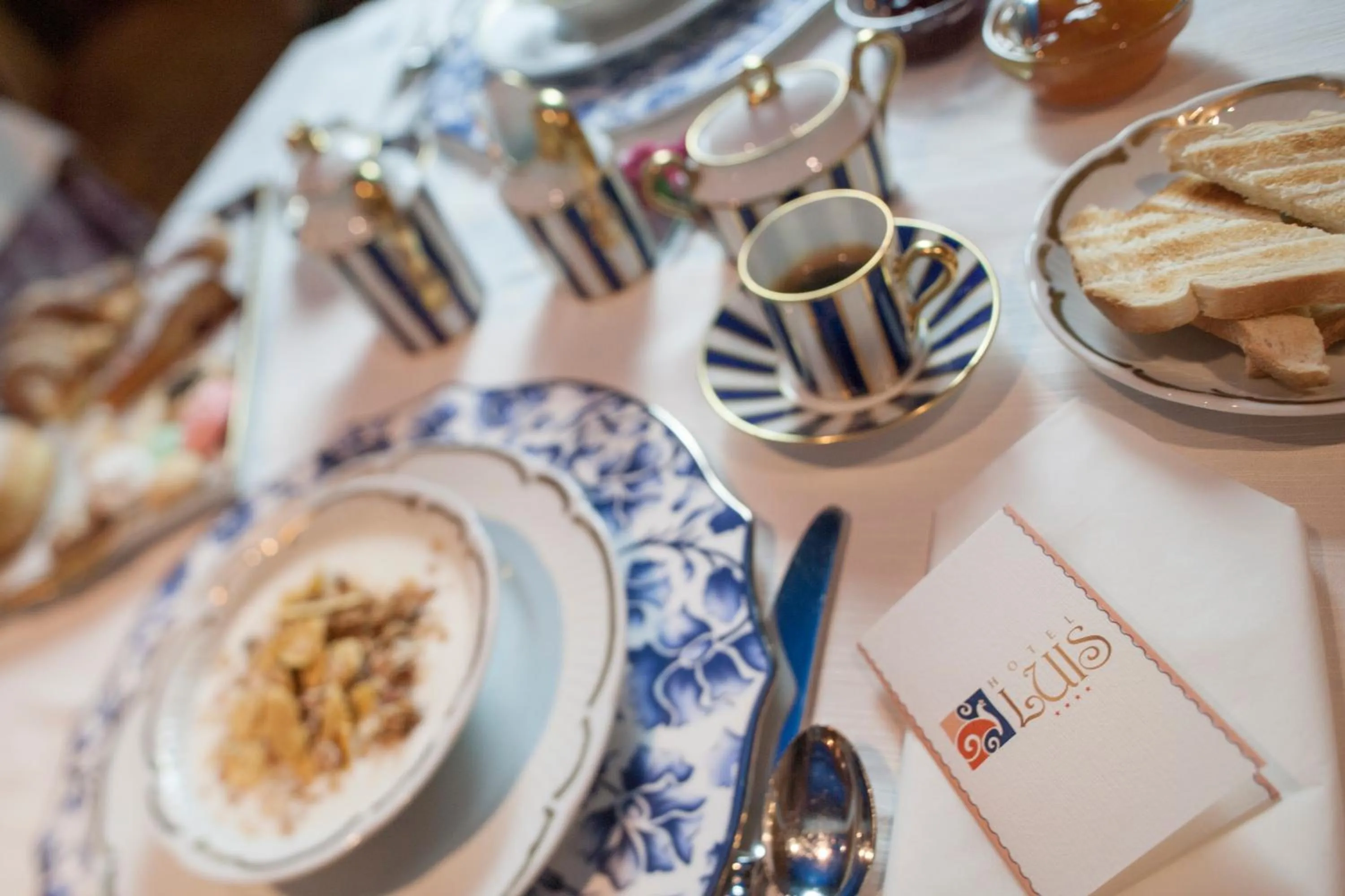 Restaurant/places to eat in Hotel Luis