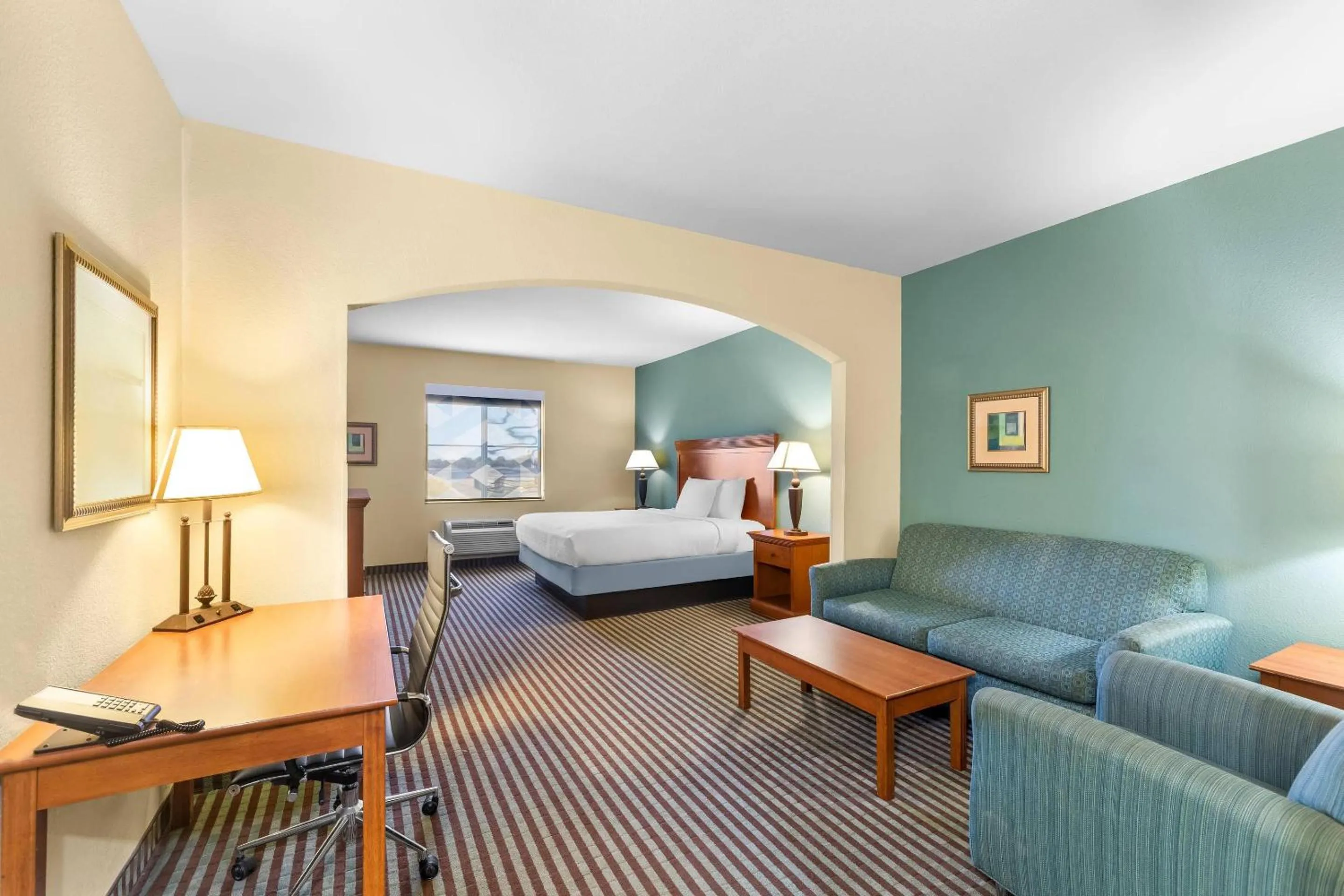 Bedroom, Bed in Quality Inn & Suites - Marlin