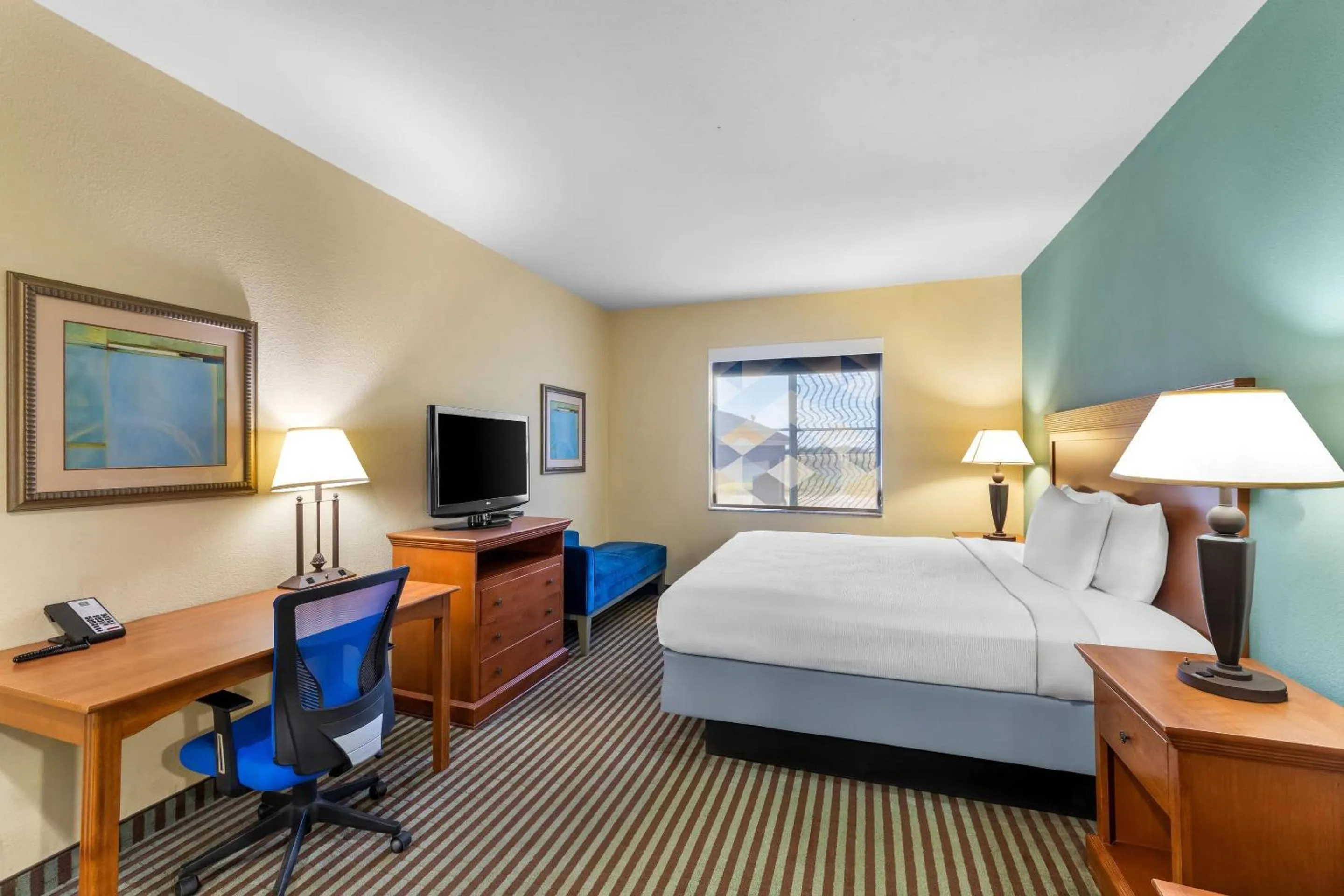 Bedroom, Bed in Quality Inn & Suites - Marlin