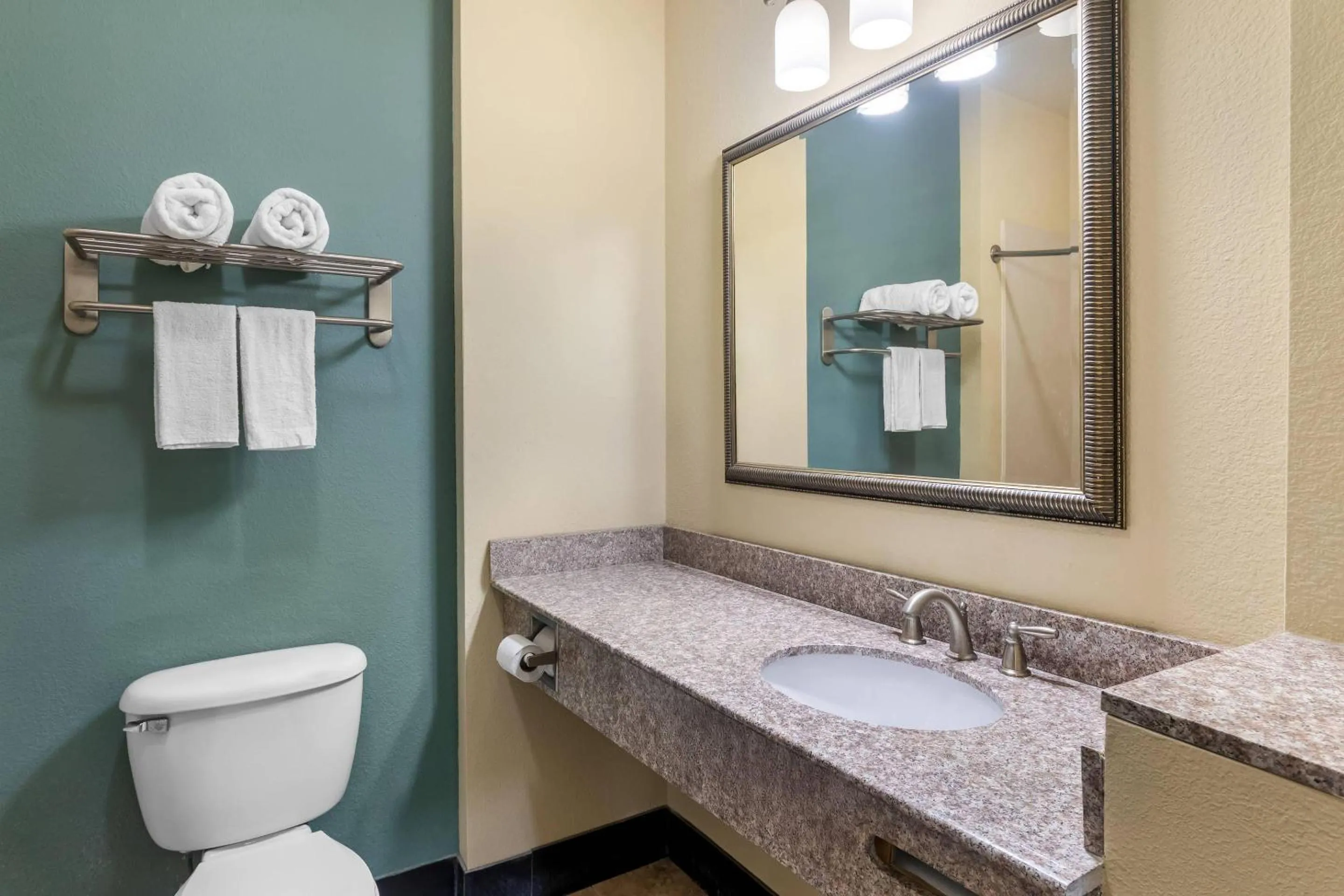 Bedroom in Quality Inn & Suites - Marlin