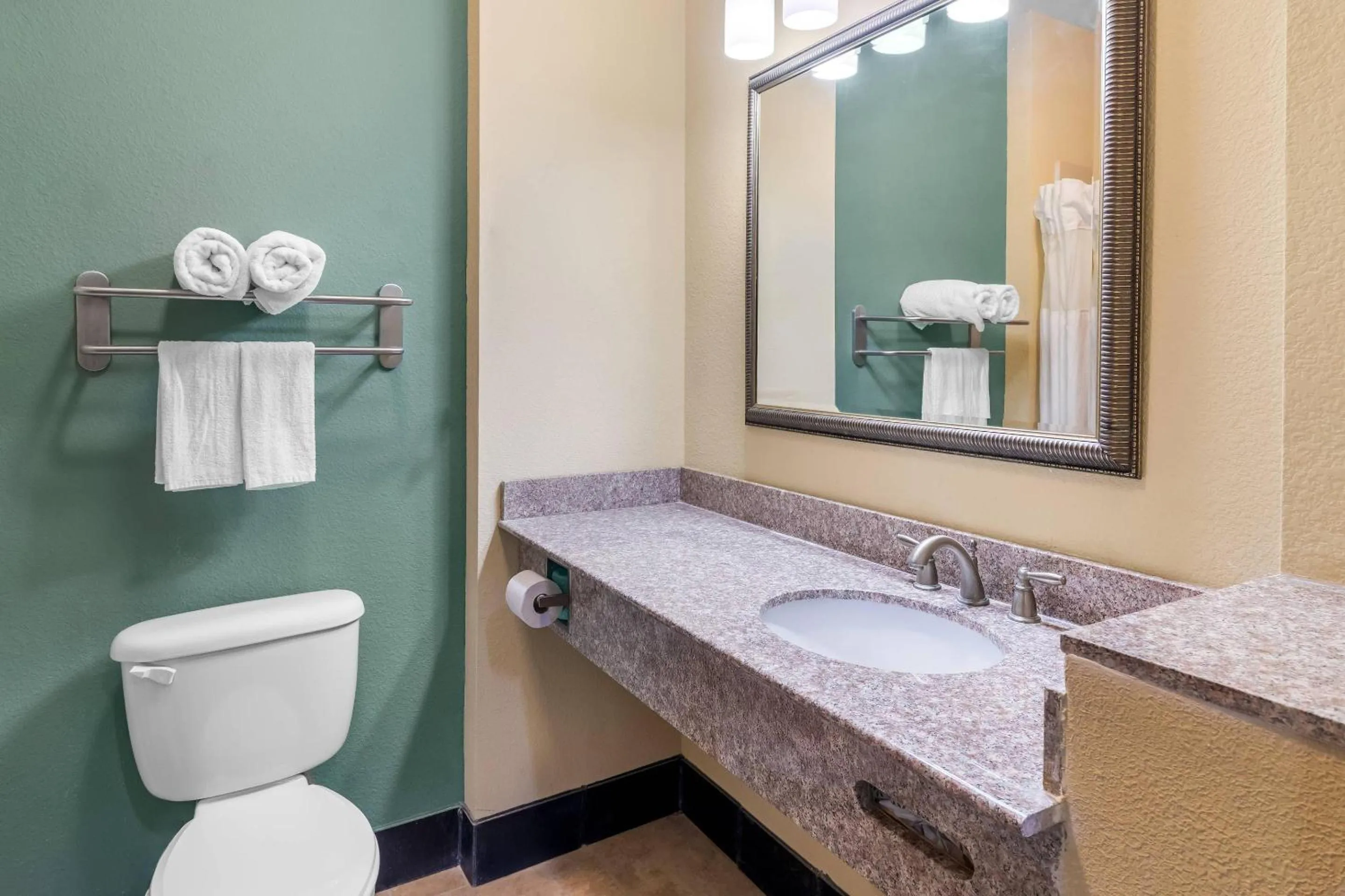 Bedroom in Quality Inn & Suites - Marlin