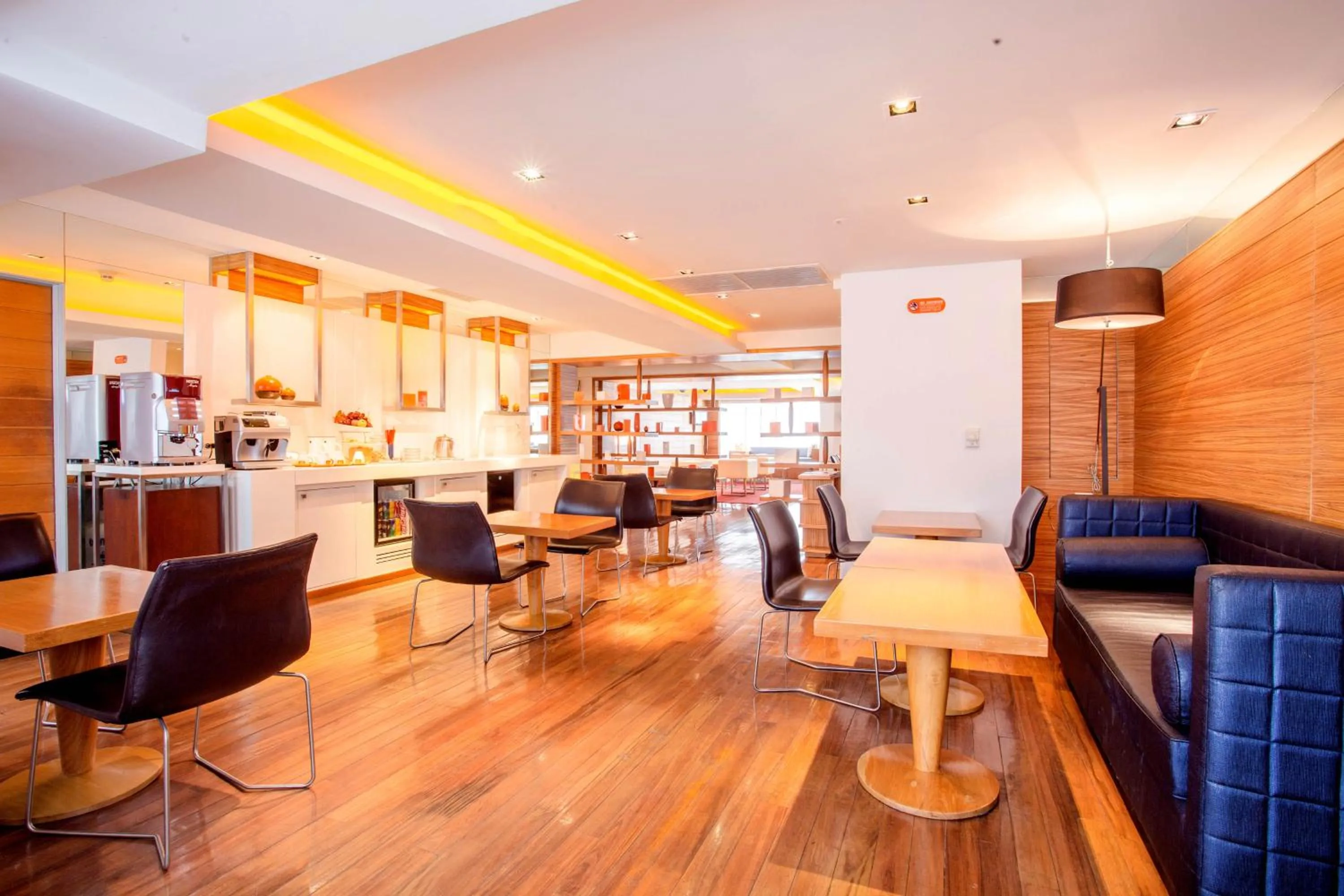 Lounge or bar in dusitD2 Chiang Mai