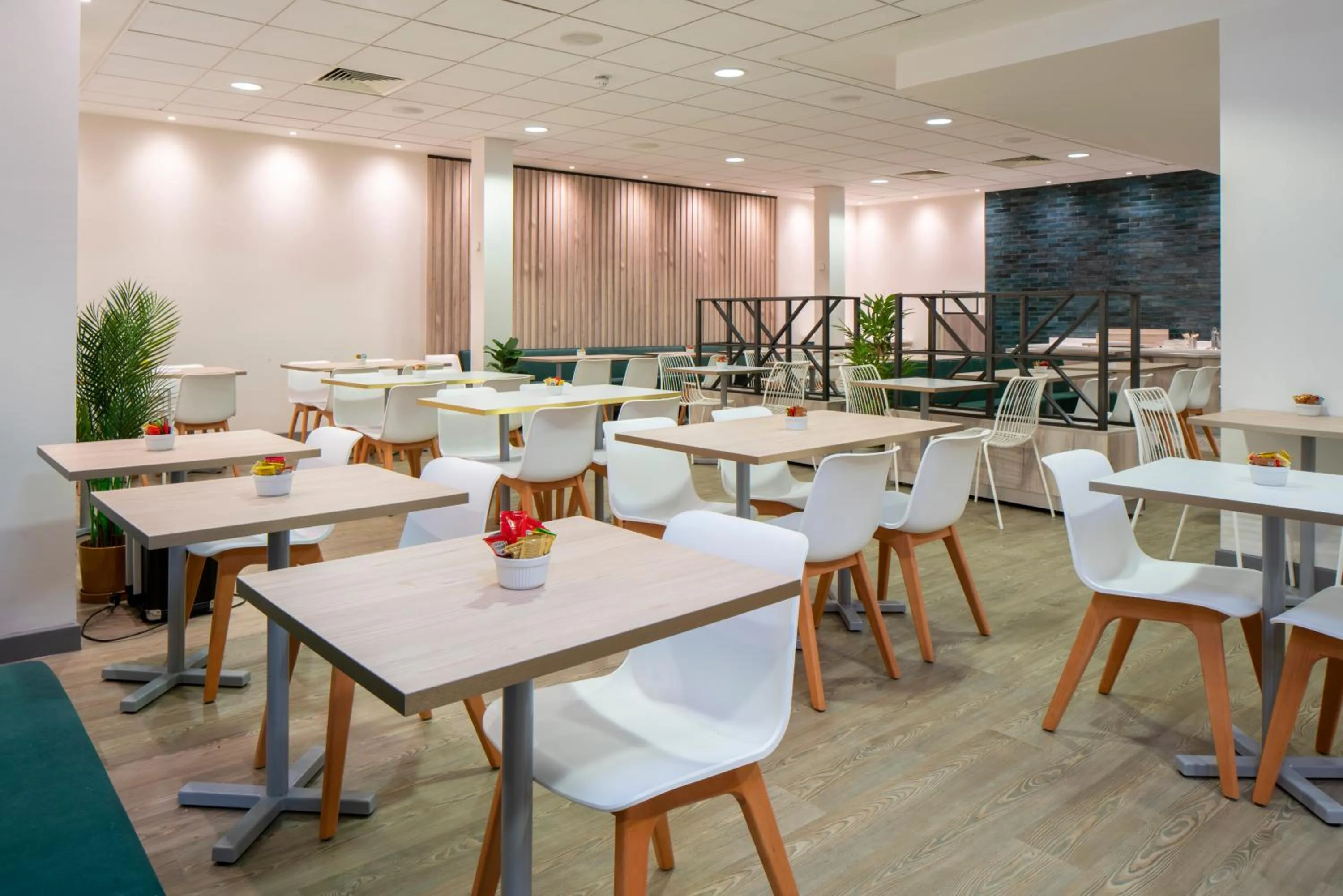 Restaurant/places to eat in Bisham Abbey National Sports Centre