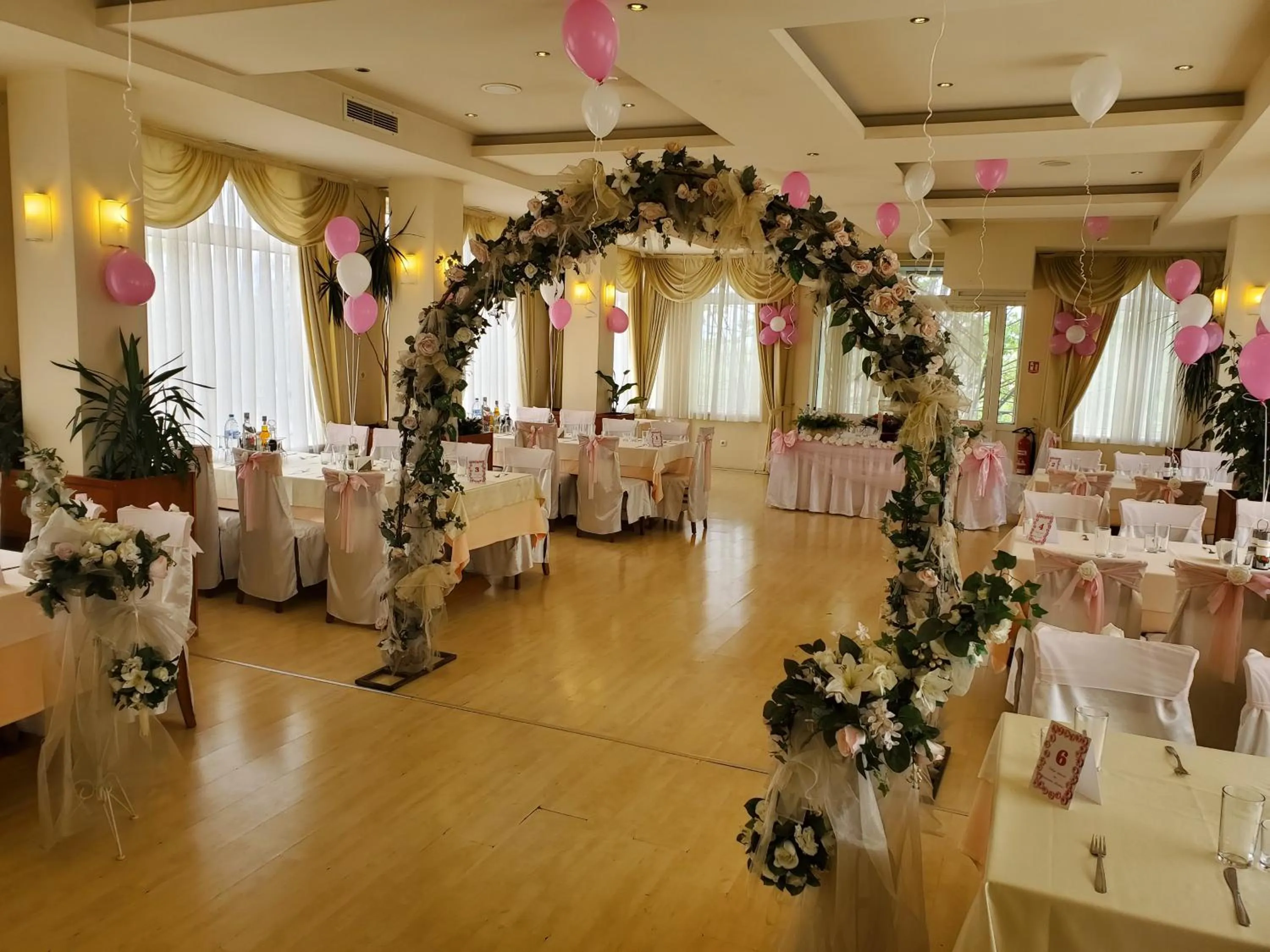 Restaurant/places to eat in Hotel Galant