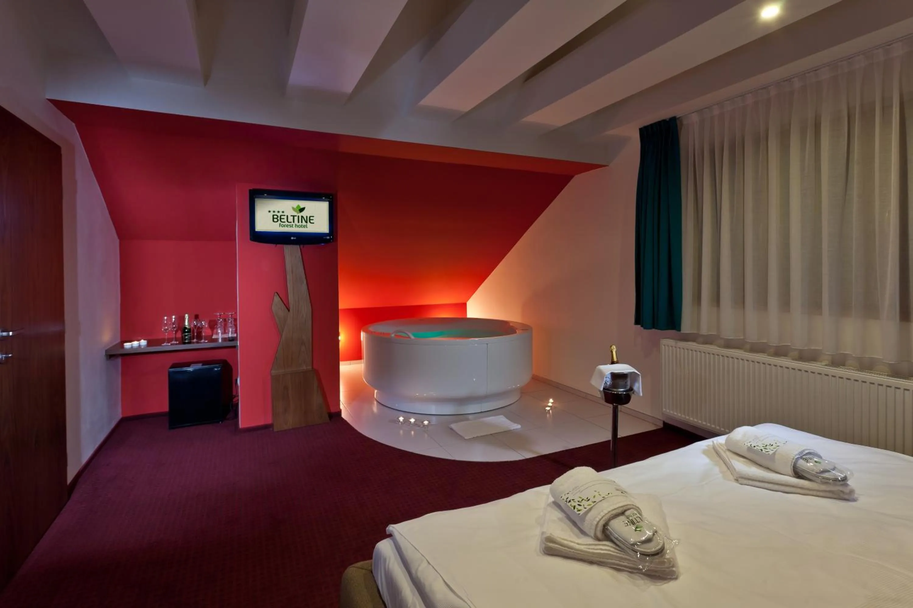 Bathroom, Bed in Beltine Forest Hotel