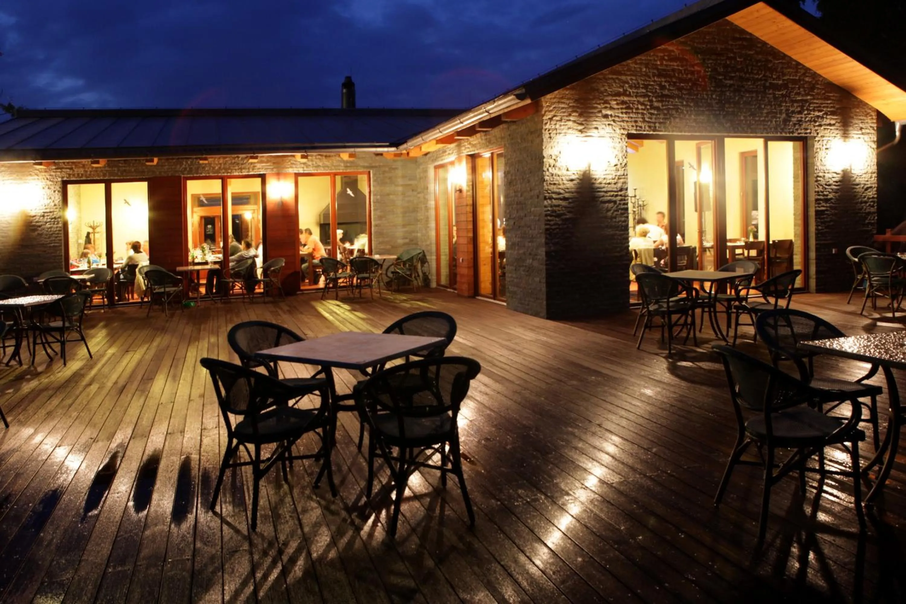 Restaurant/places to eat in Beltine Forest Hotel