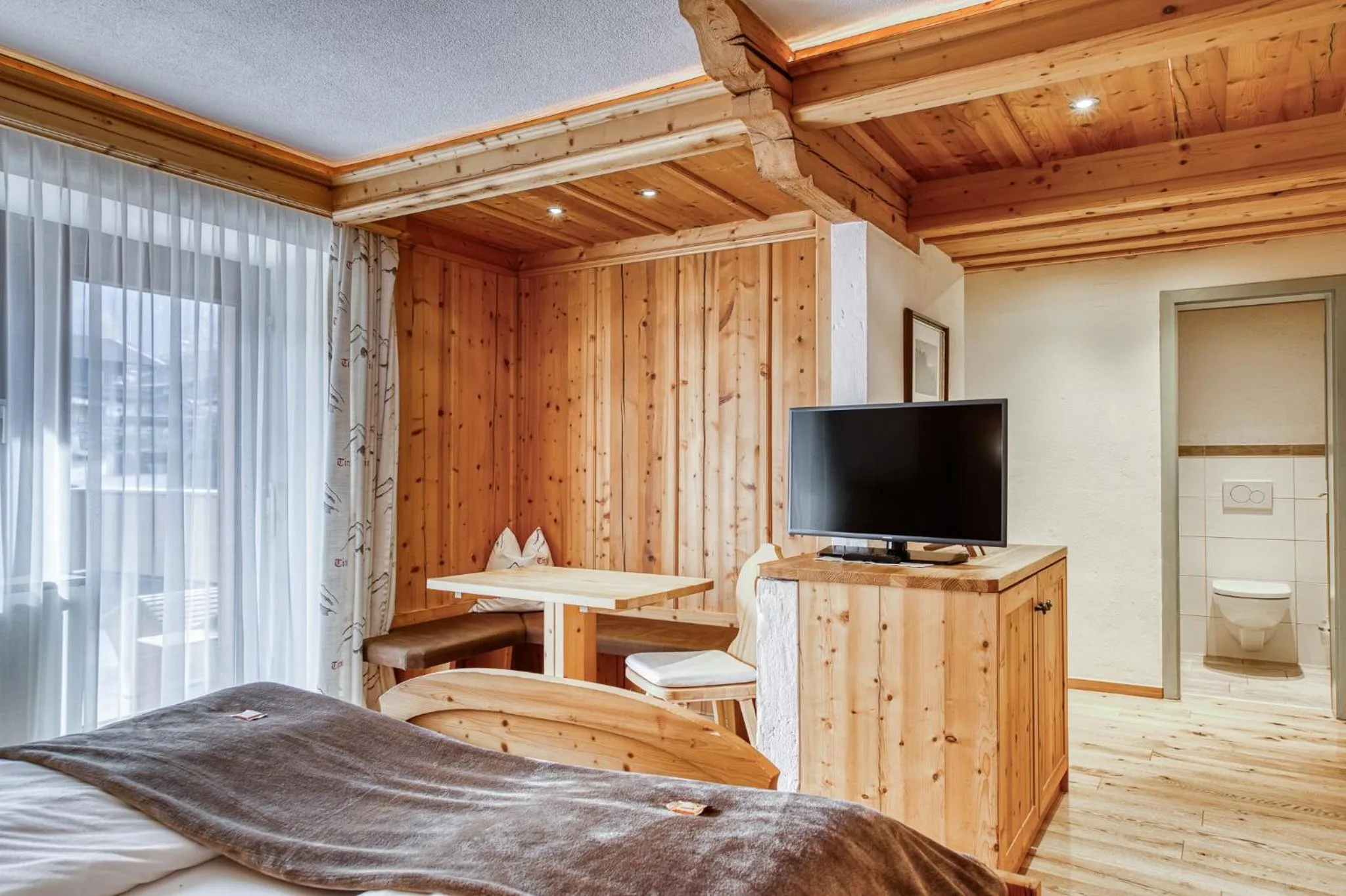 Bed in Hotel Alpenstolz