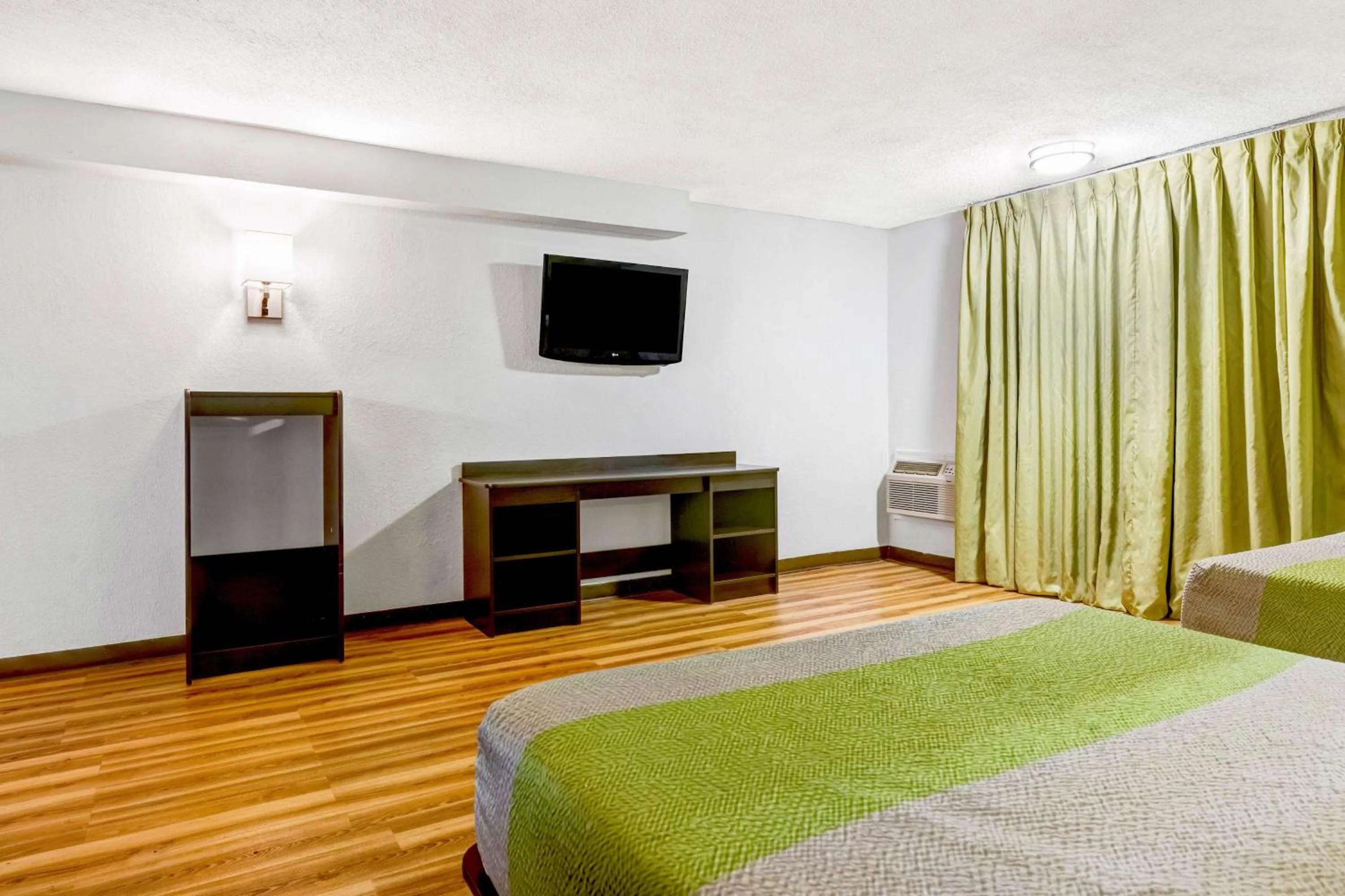 Photo of the whole room, Bed in Motel 6 Indianapolis IN