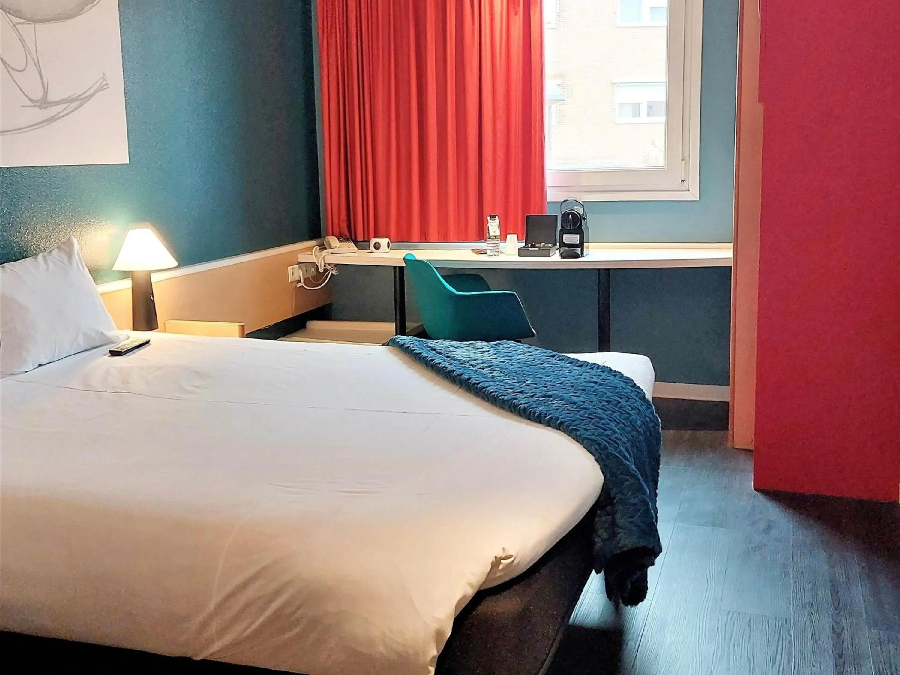 Bedroom, Bed in Ibis Valencia Bonaire Aeropuerto