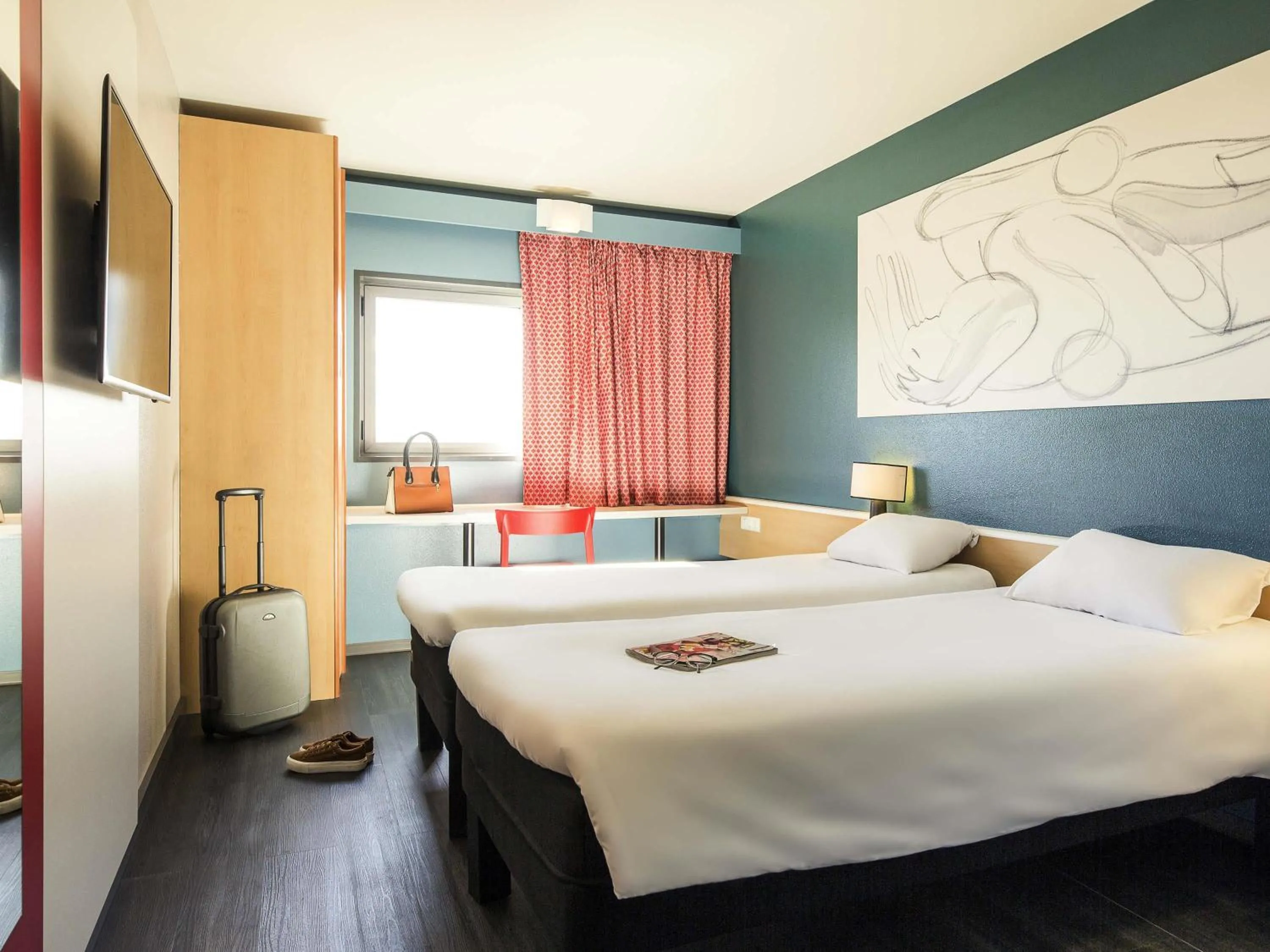 Bedroom, Bed in Ibis Valencia Bonaire Aeropuerto