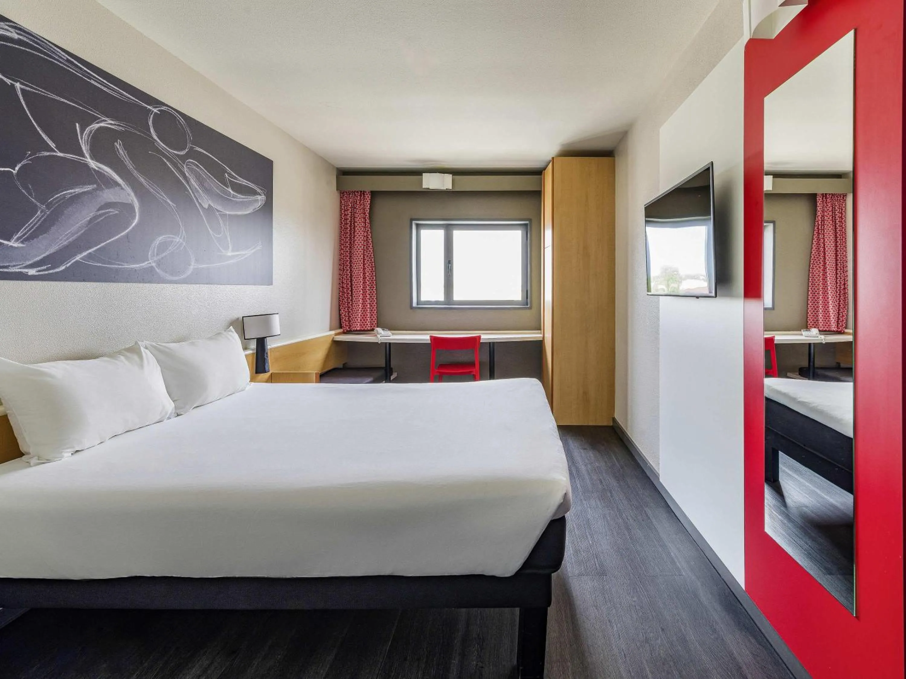 Bedroom, Bed in Ibis Valencia Bonaire Aeropuerto