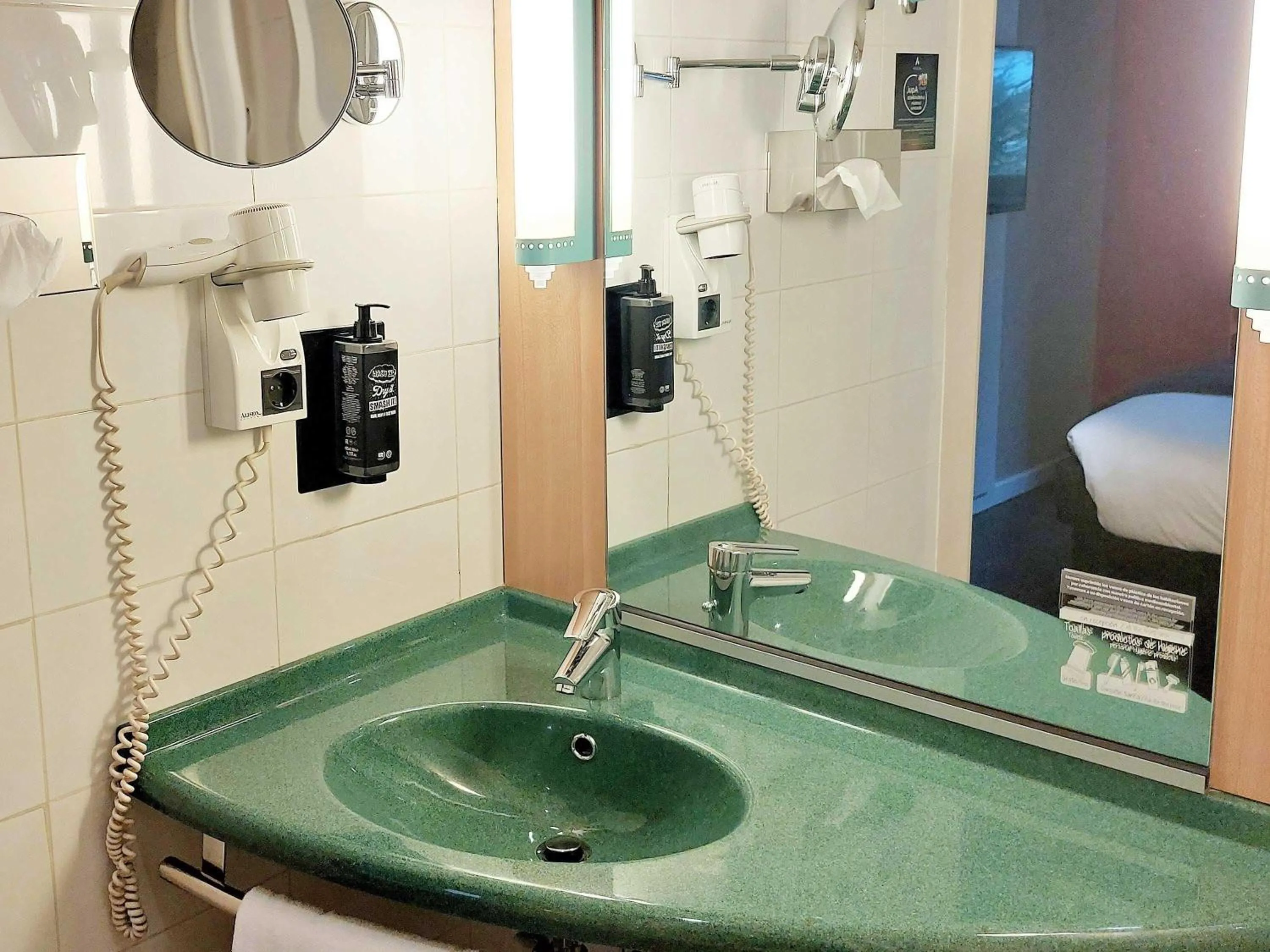 Bedroom in Ibis Valencia Bonaire Aeropuerto